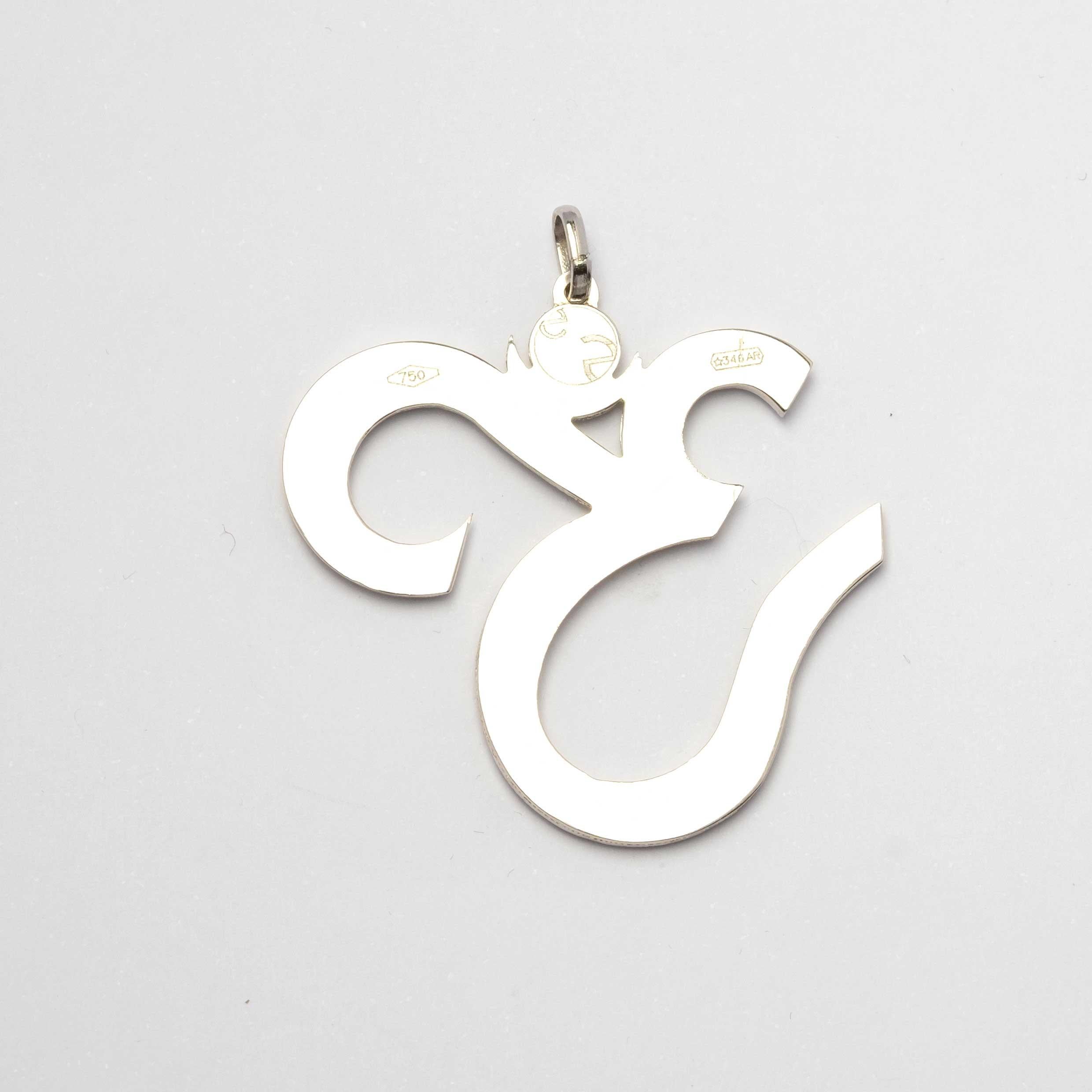 Pendente vintage in oro bianco 18ct con diamanti taglio rotondo da 0,27 ct. totali, raffigurante il simbolo della religione indù.

Punti salienti:
- Vintage
- Oro bianco 18ct
- Diamanti per 0,27 ct totali c.a.
- Catena non inclusa

Misure
-