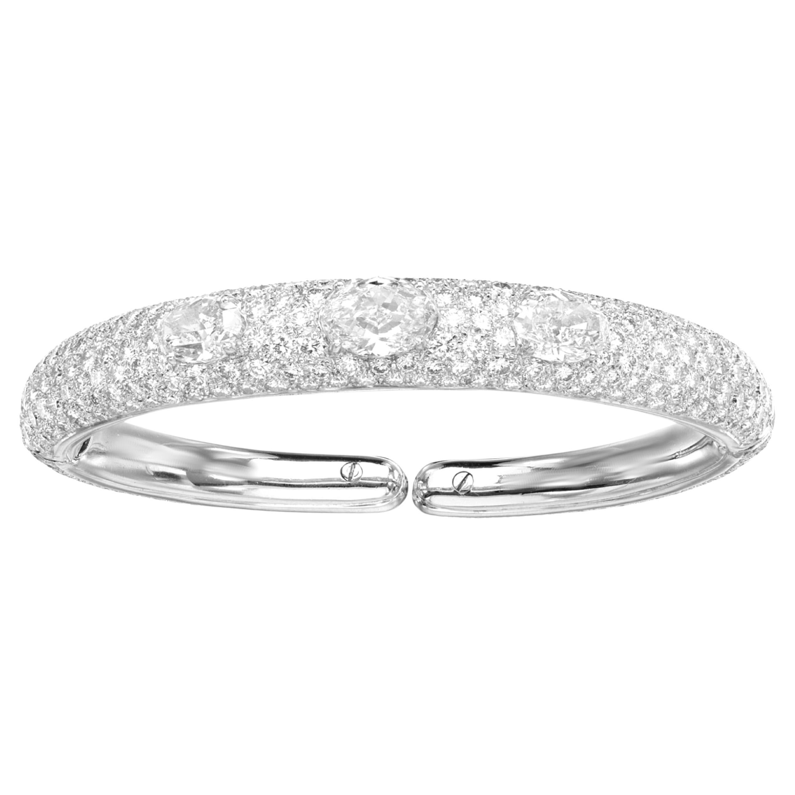 Contemporain Bracelet jonc à charnières avec diamants pavés et 3 diamants ovales en vente