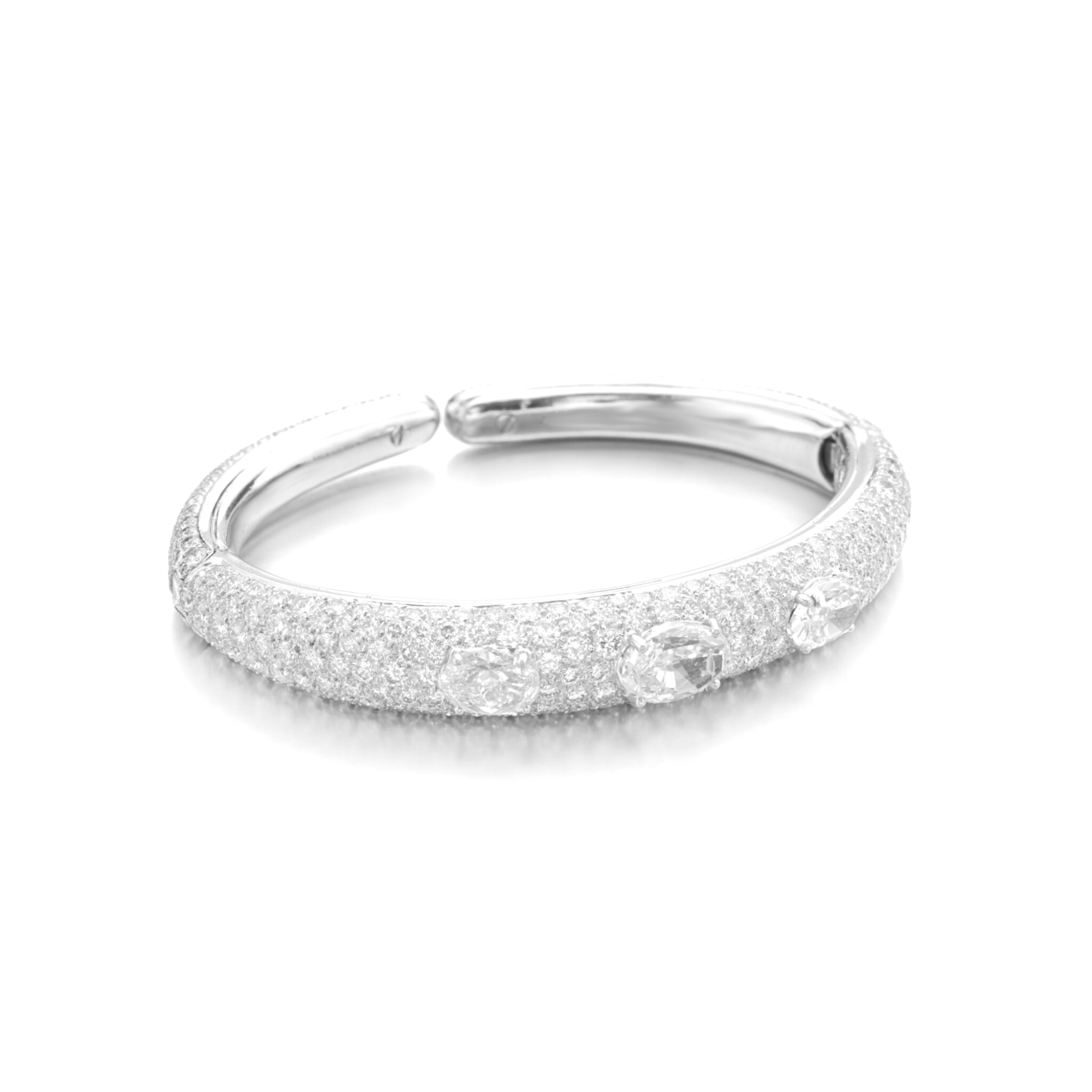 Taille ovale Bracelet jonc à charnières avec diamants pavés et 3 diamants ovales en vente