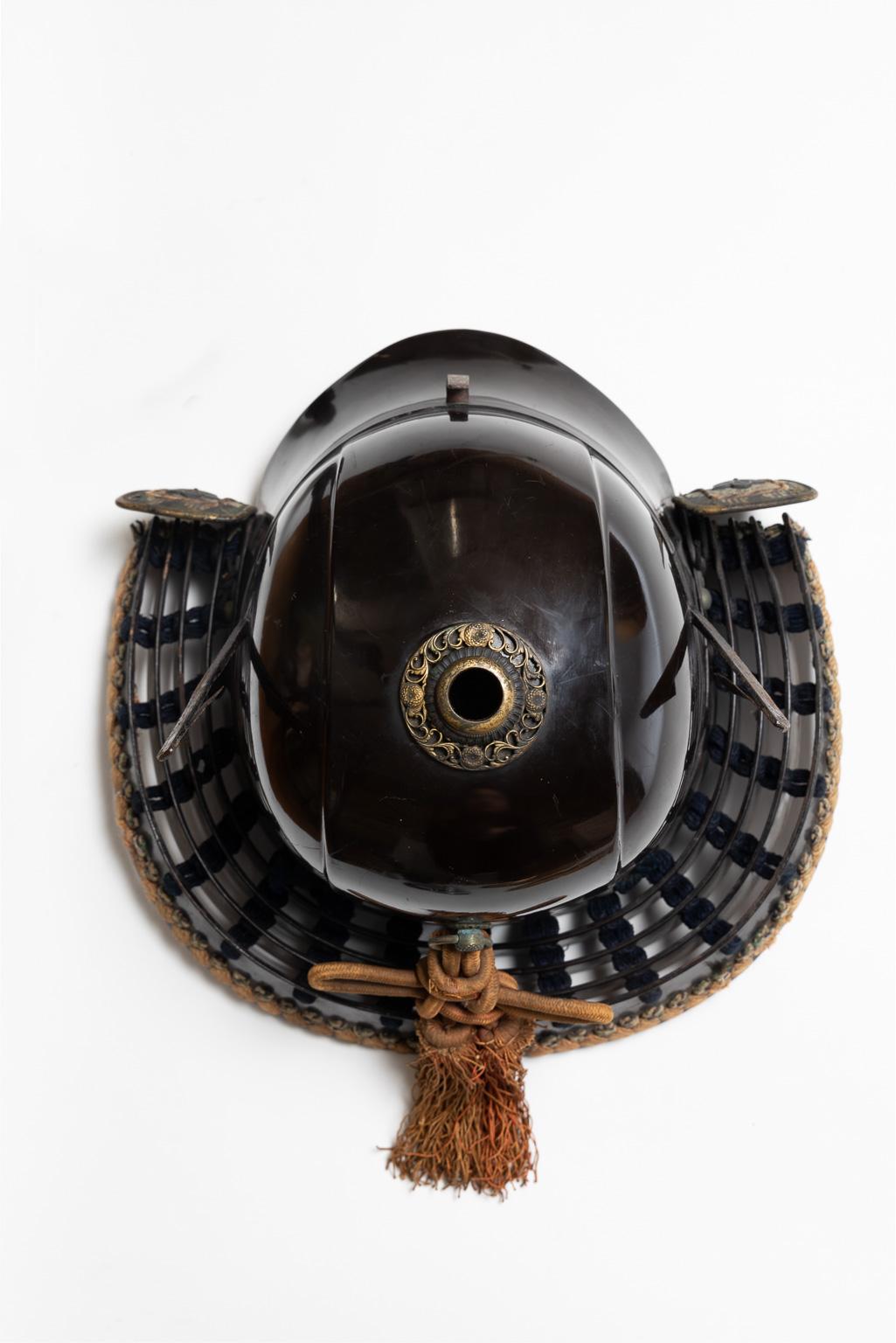 Hineno-zunari kabuto, head-shaped samurai helmet with hamaguri (clams)  In Good Condition In Milano, IT