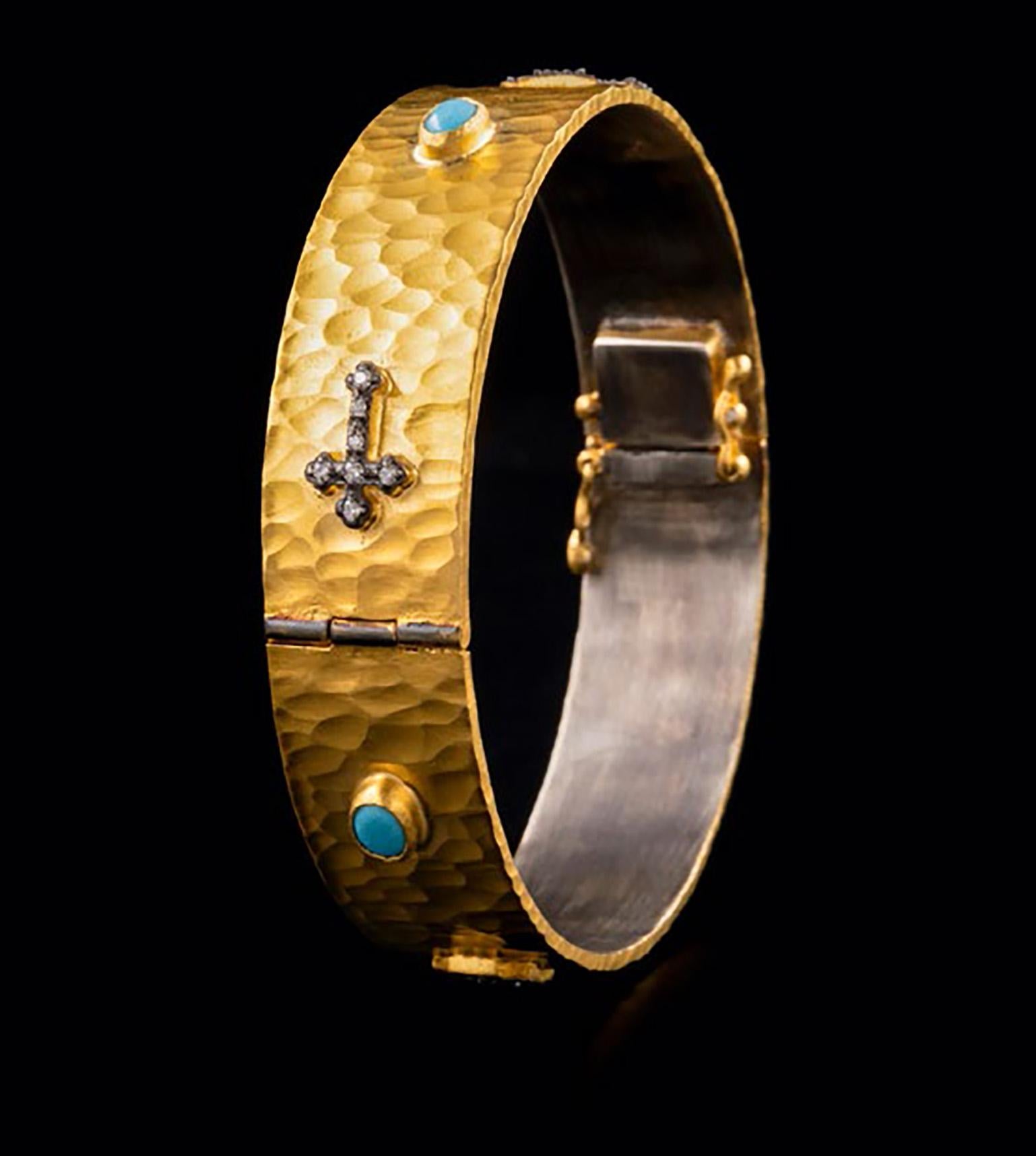 Taille ronde Kurtulan Bracelet jonc à charnières en or 24 carats avec croix et diamants turquoise en vente
