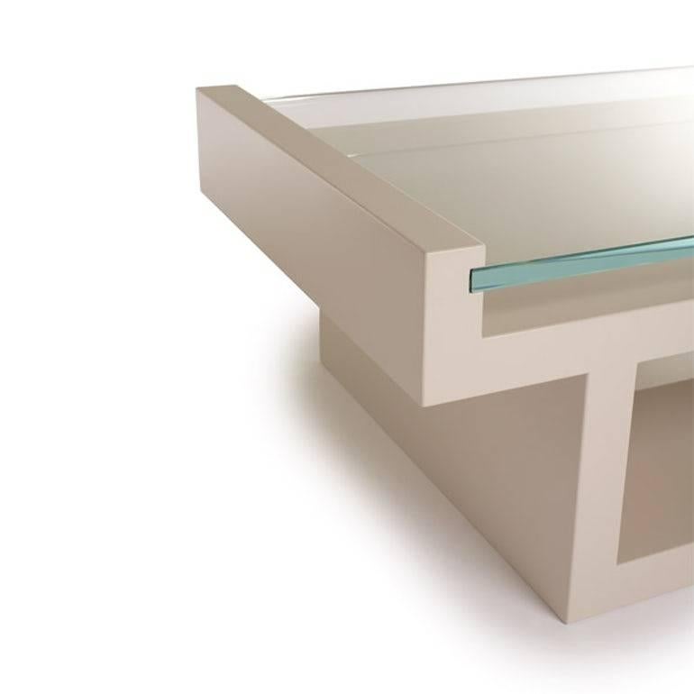 L'étonnante table Hinge est un équilibre harmonieux entre son plateau en verre élégant et sophistiqué et la solide base laquée dans laquelle elle est encastrée. Les lignes épurées et les angles forts de cette table basse en font un choix audacieux