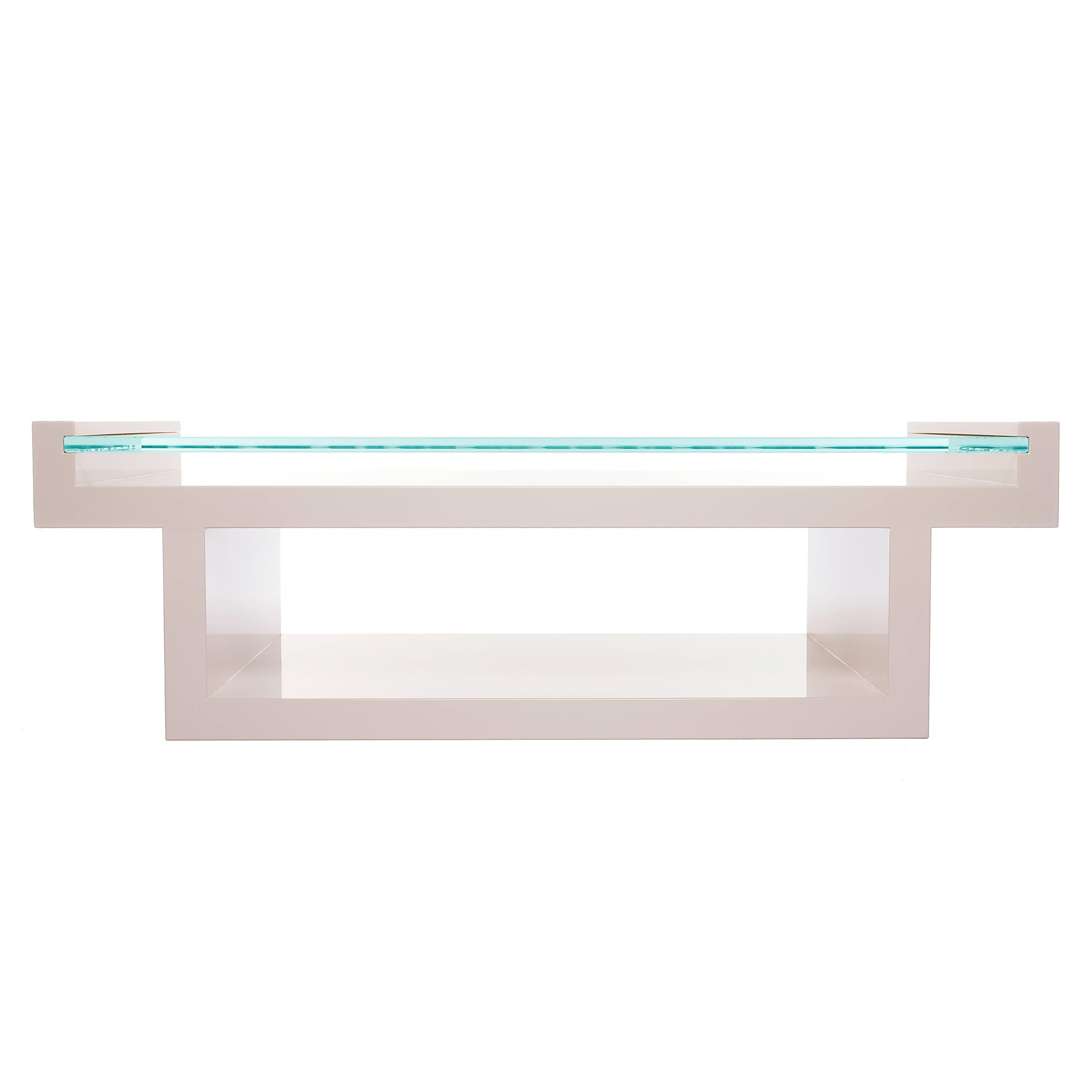 Table basse à charnière laquée avec plateau en verre personnalisé  en vente