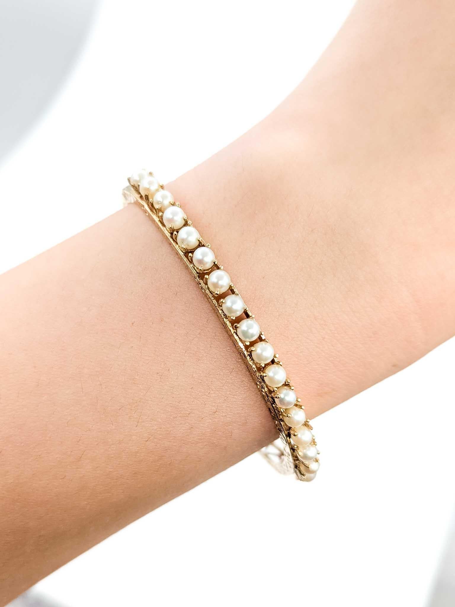 Bracciale con perle a cerniera in oro giallo 14 ct.

Questo bracciale è realizzato in oro giallo 14k e presenta delle perle, con un design a braccialetto con cerniera. La perla pesa 3,5ct.

Il bracciale misura circa 6,50 pollici e pesa 10,10 grammi.