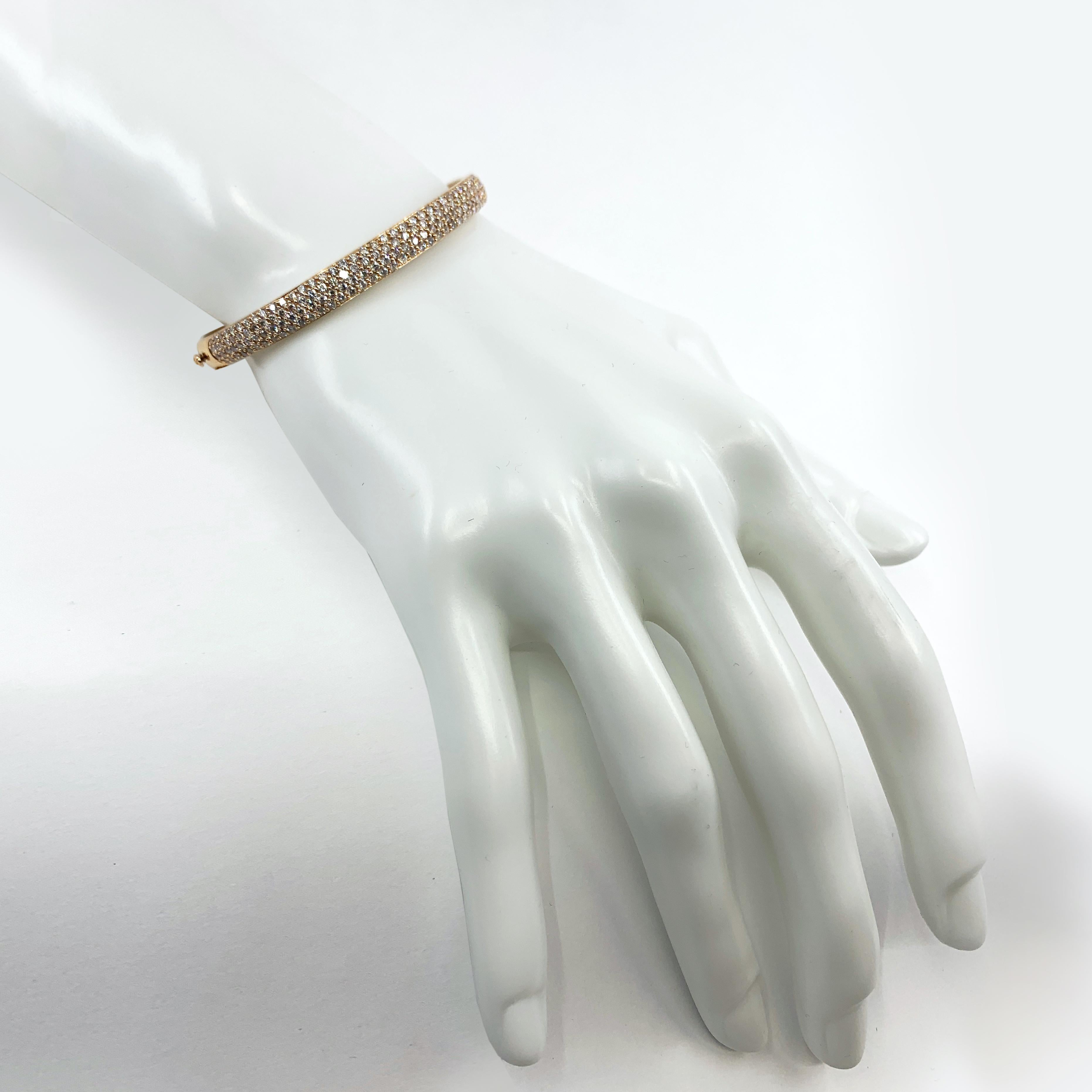 Dieser elegante, gut verarbeitete Diamantarmreif verfügt über vier Reihen hochwertiger Melee-Diamanten - insgesamt 192 Steine -, die sorgfältig mit der Mikro-Pavé-U-Fassungs-Technik gefasst wurden.  Diese Einstellung maximiert die Oberfläche der