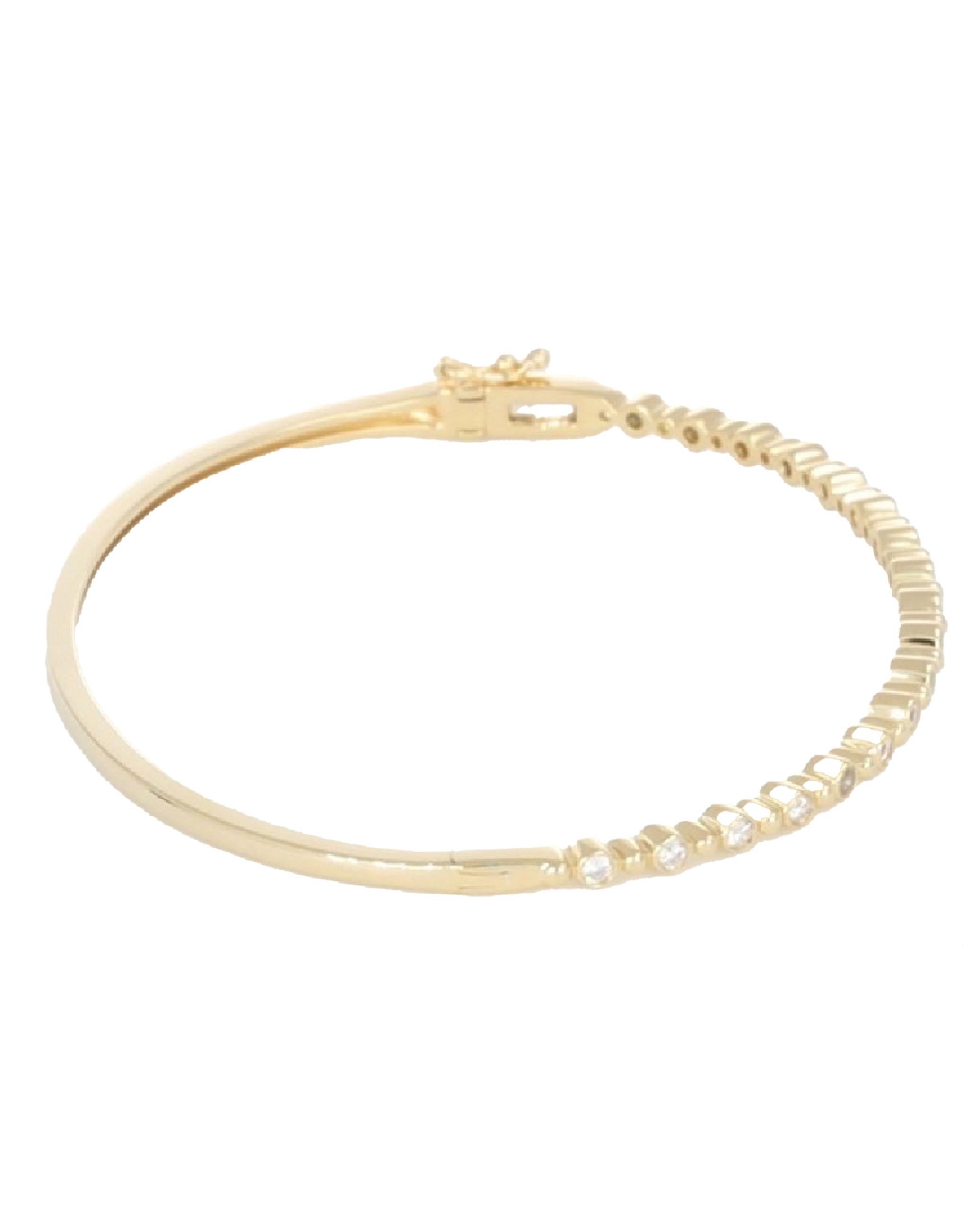 Bracciale bangle in oro giallo 14K con 19 diamanti rotondi per un peso totale di 0,35 carati. 

- I diamanti hanno un colore G e una purezza SI2.
- Il bracciale ha una chiusura di sicurezza