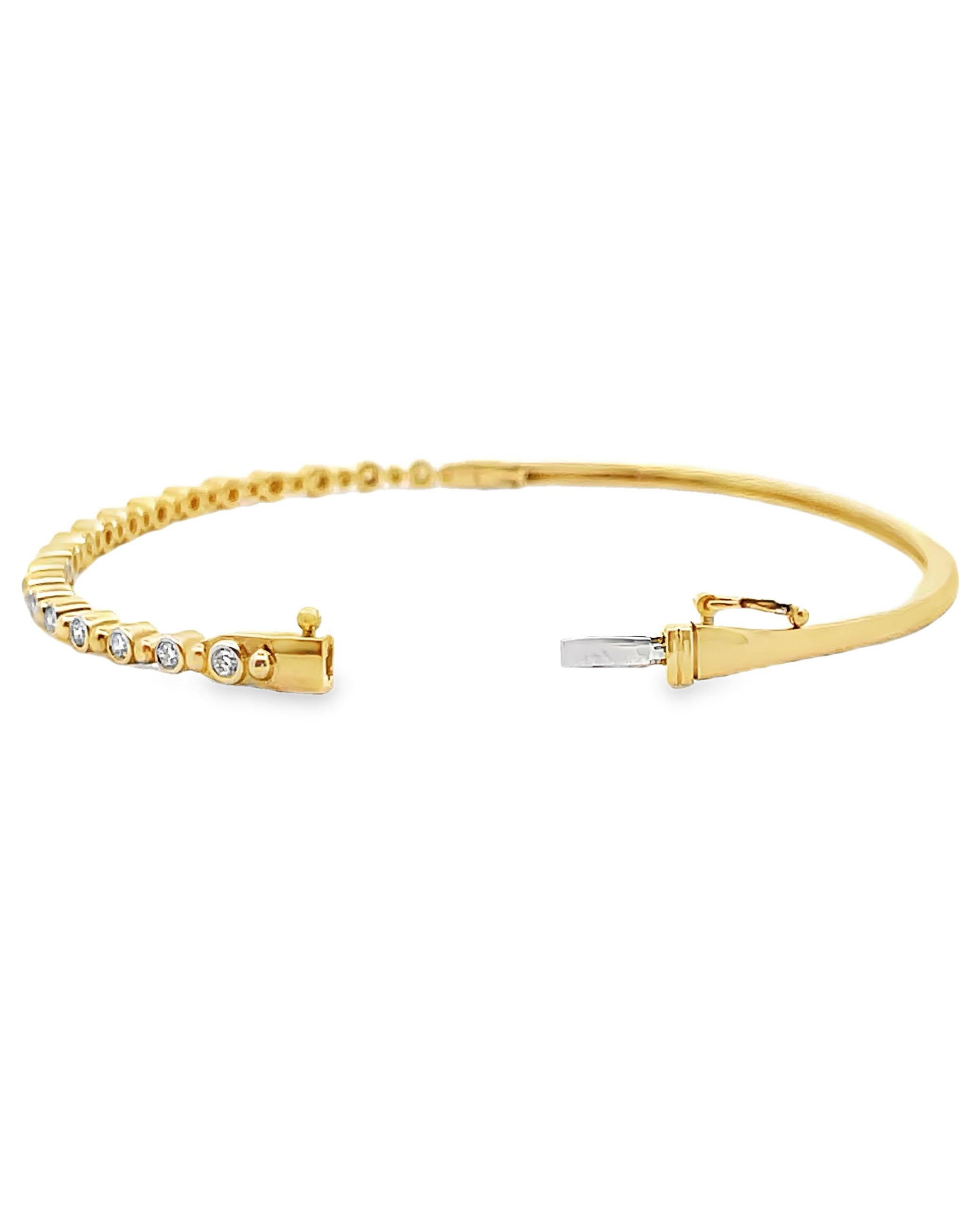 Taglio rotondo Bracciale con diamanti a cerniera in oro giallo 14K con chiusura di sicurezza in vendita