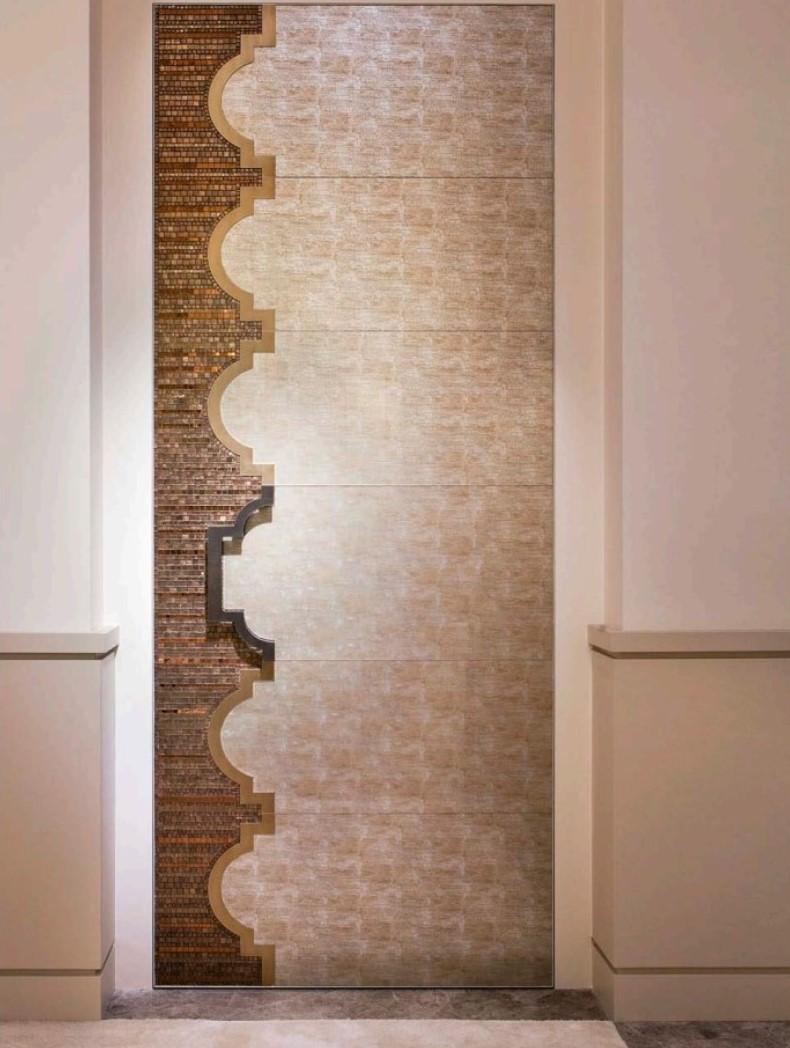 Starting from its structure, to be chosen between hinged or vertical pivot system, you can personalise any door with our iconic artistic mosaics, giving elegance and refinement and character to every ambience.

And for a more modern alternative, you