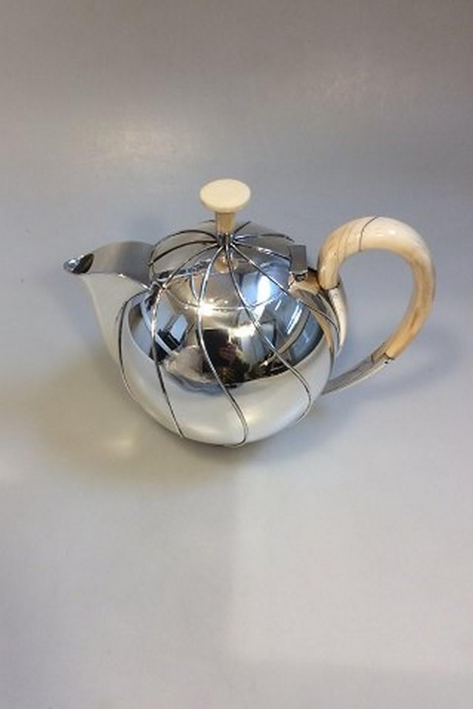 Hingelberg sterling silver tea pot designed by Svend Weihrauch.

Measures 17cm high and 20,5cm from handle to spout. (6.69