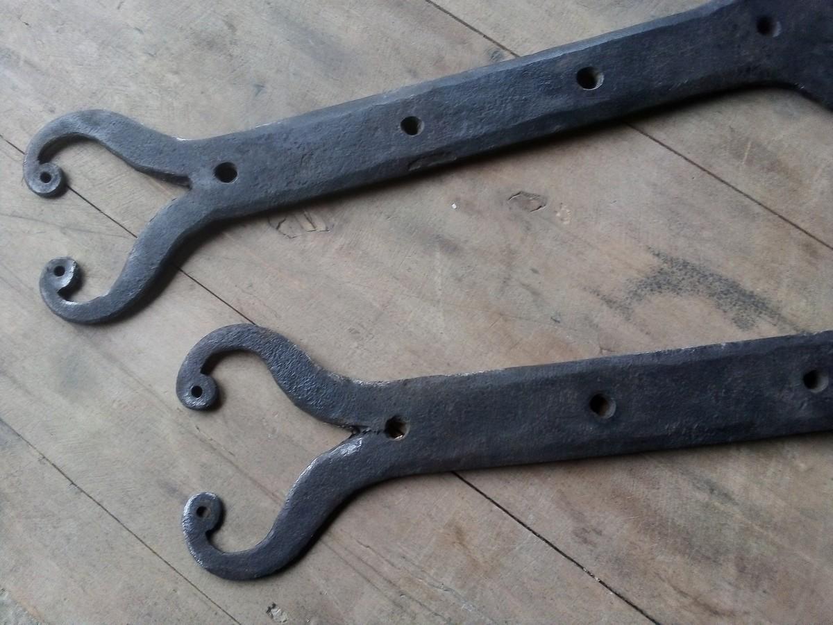 13 pairs of handmade hinges for doors and windows in wrought iron door
France 18th century. In a very good general condition.
13 pairs available.
Total 26 pieces.
Sold and Priced by 1 pair.
Dimensions :
Length 55 cm, width 5 cm and depth 0.5