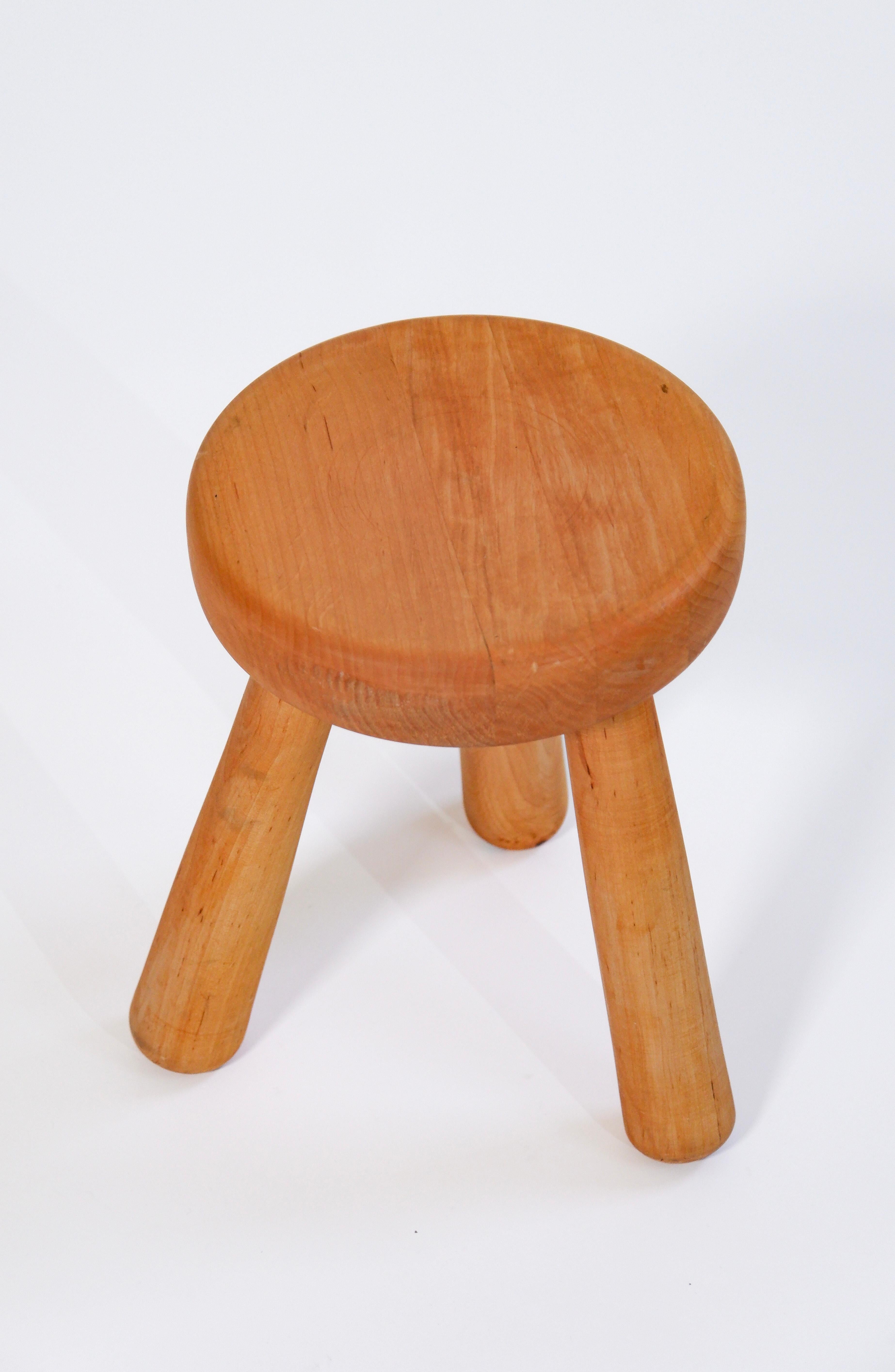 Hingvar Hildingsson stool made in birch circa 1980. Produced in Sweden, the stool is stamp and marked by the artist. Dimensions : H: 34 cm / L: 24 cm.Ingvar Hildingsson stool are based on rural and folk swedish art from the late XVIII. Other famous