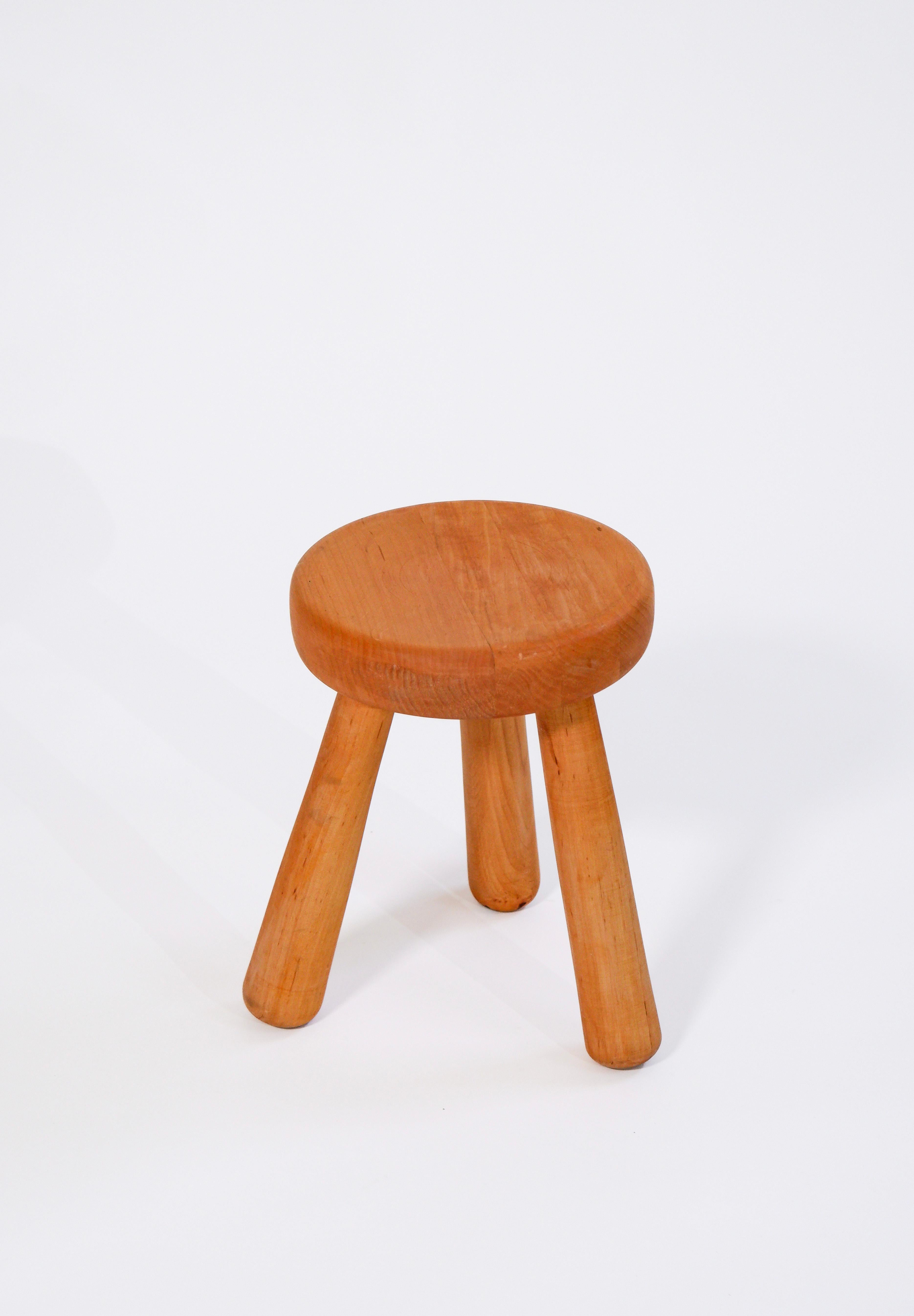 Swedish Hingvar Hildingsson stool made in birch circa 1980. Sweden.  For Sale
