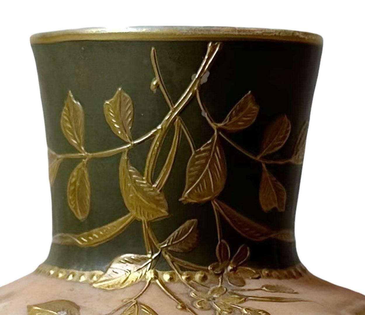 Antico vaso in vetro artistico Hinrich's cream melon ware. È splendidamente decorata con fiori dorati. Ha l'etichetta originale in basso. Circa 1890.