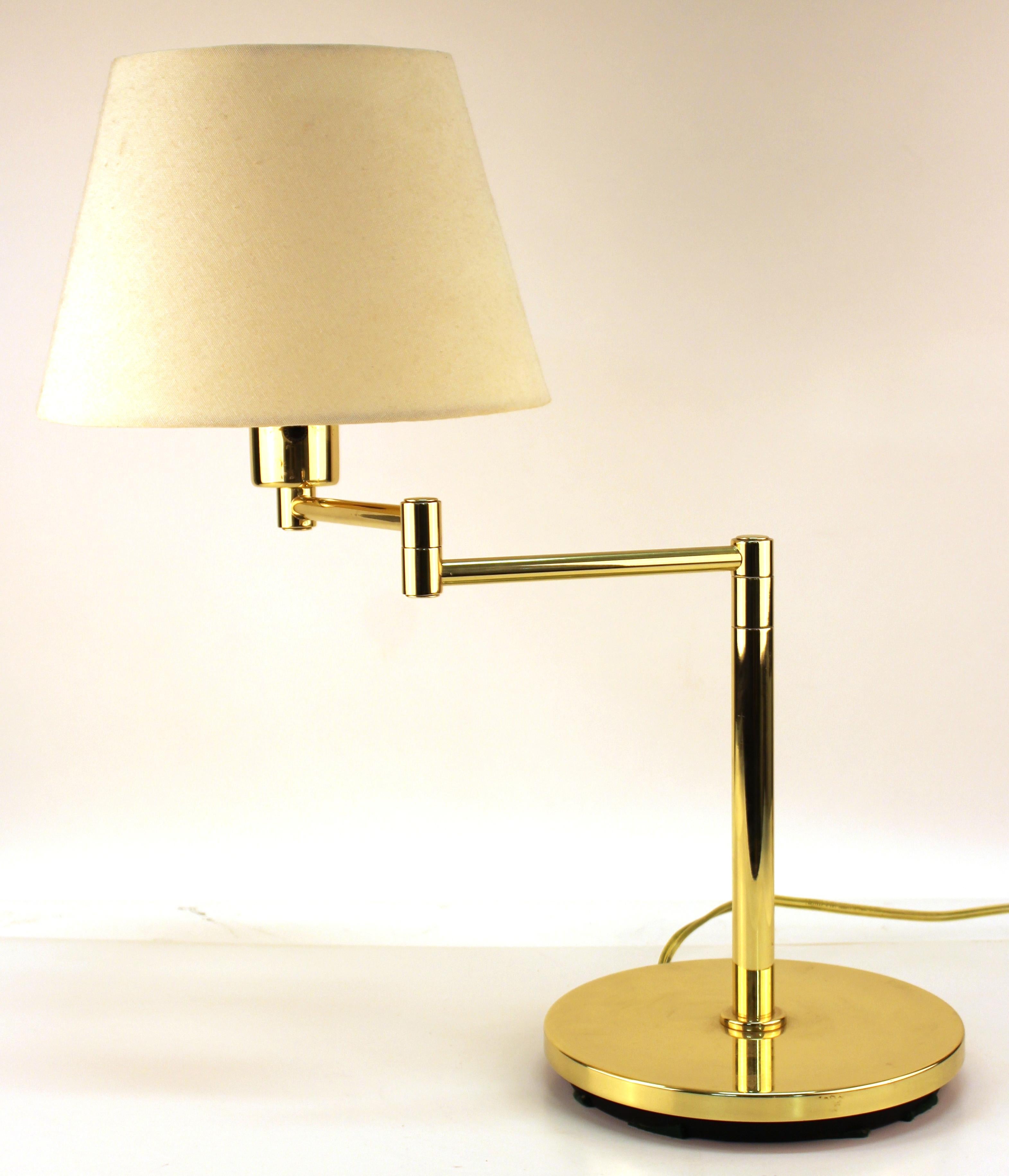 Mid-Century Modern style pair of table lamps with extendable arms, made by Hinsen in the mid- to late 20th century. The pair is in great vintage condition, with some minor wear to the metal base.

Note: Shades are for display purpose but can be