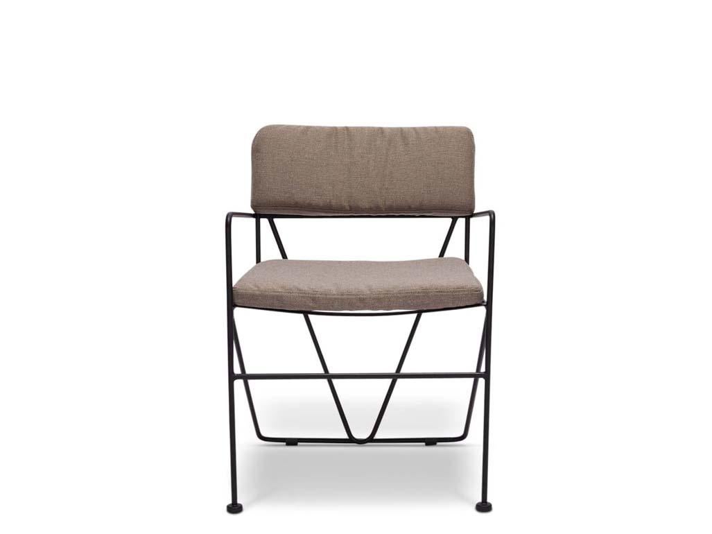 Der Hinterland Dining Chair hat einen pulverbeschichteten Stahlrahmen mit abnehmbaren Rücken- und Sitzpolstern. Für den Innen- und Außenbereich geeignet. Früherer Name: Montrose Dining Chair.

Die Lawson-Fenning Collection'S wird in Los Angeles,