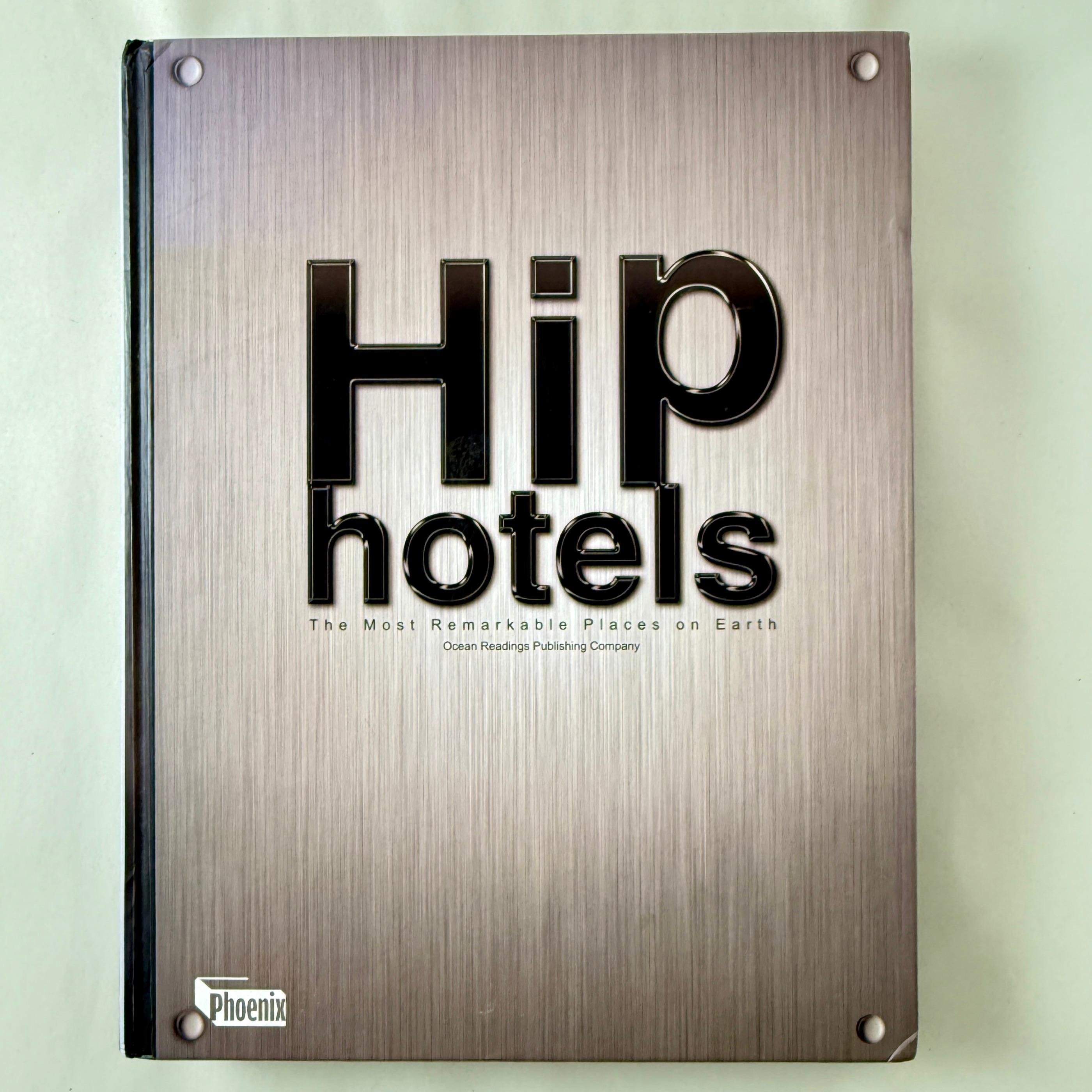 HIP Hotels, publié par ifengspace Culture & Media Co. Ltd. Hong Kong, 2011

HIP signifie Highly Individual Places (lieux hautement personnalisés). Ce livre est une porte d'entrée dans le monde merveilleux des hôtels exclusifs du monde entier, où les
