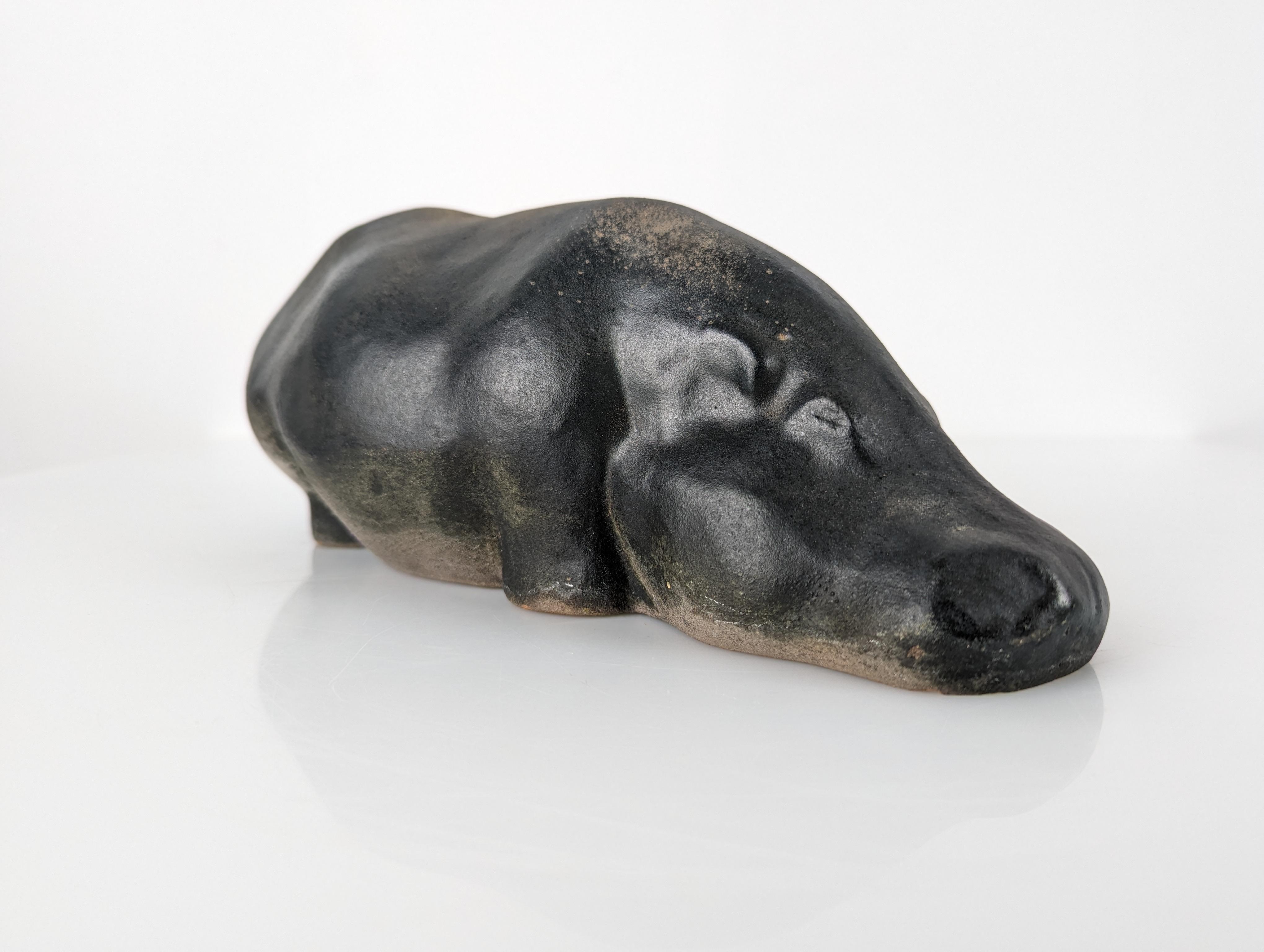 Wonderful ceramic sculpture by the great Spanish artist Elena Laverón. Representing a hippopotamus. A masterful piece that conveys great peace and creates a relaxing atmosphere around you. Thanks to her particular way of representing volumes with