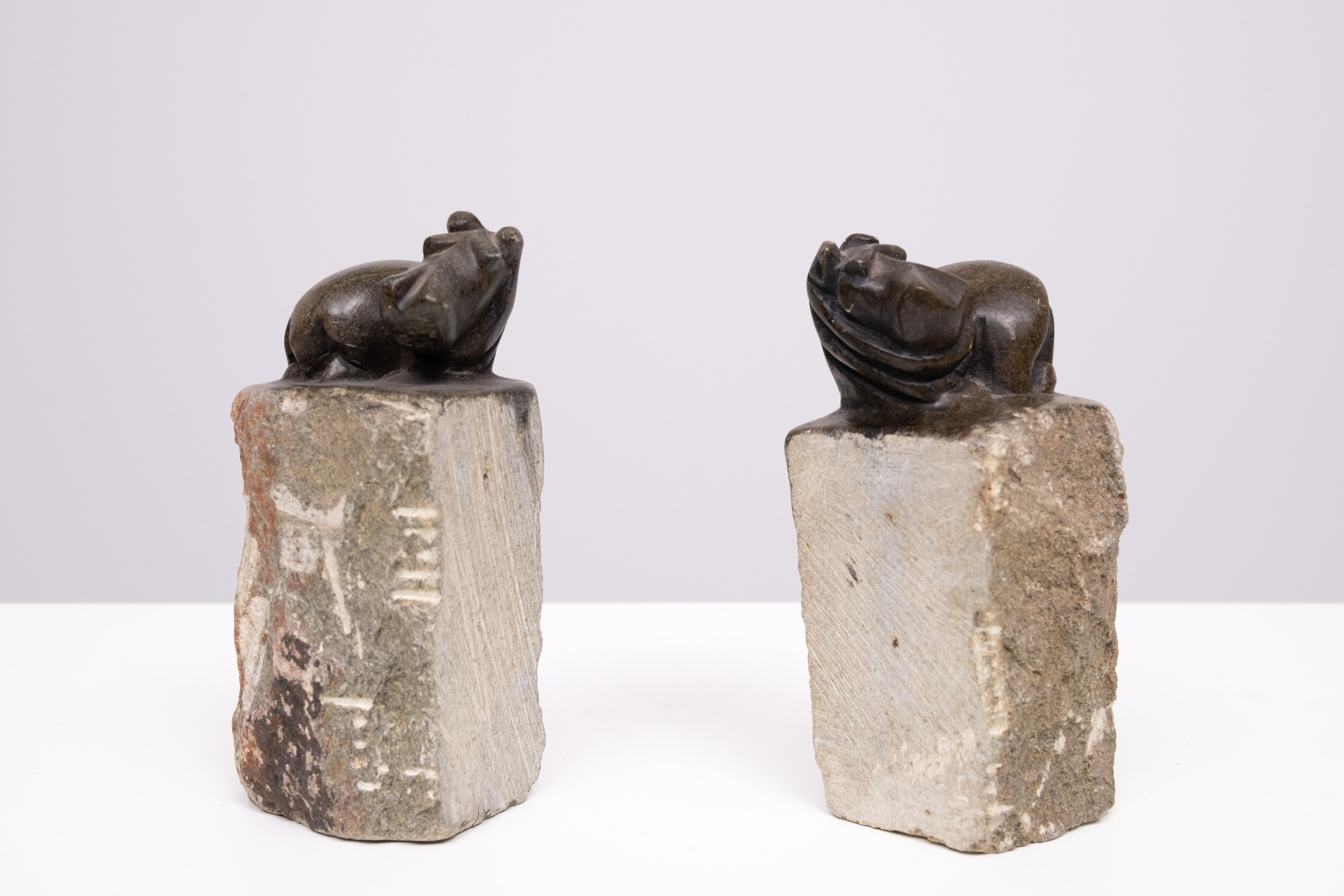 Préhistorique Hippo Bookends Granite Hand carved 1980s Finland en vente