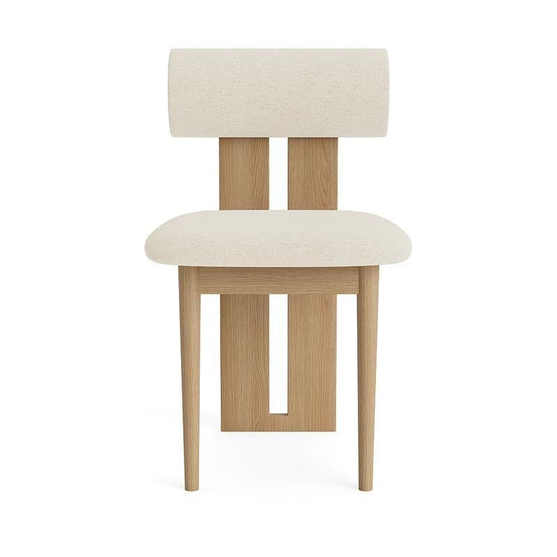 Des formes douces et ludiques caractérisent cette famille de meubles rembourrés. L'Hippo s'impose avec style dans tous les intérieurs. La chaise Hippo repose sur deux pieds robustes et un profilé en bois reliant l'assise et le dossier qui,
