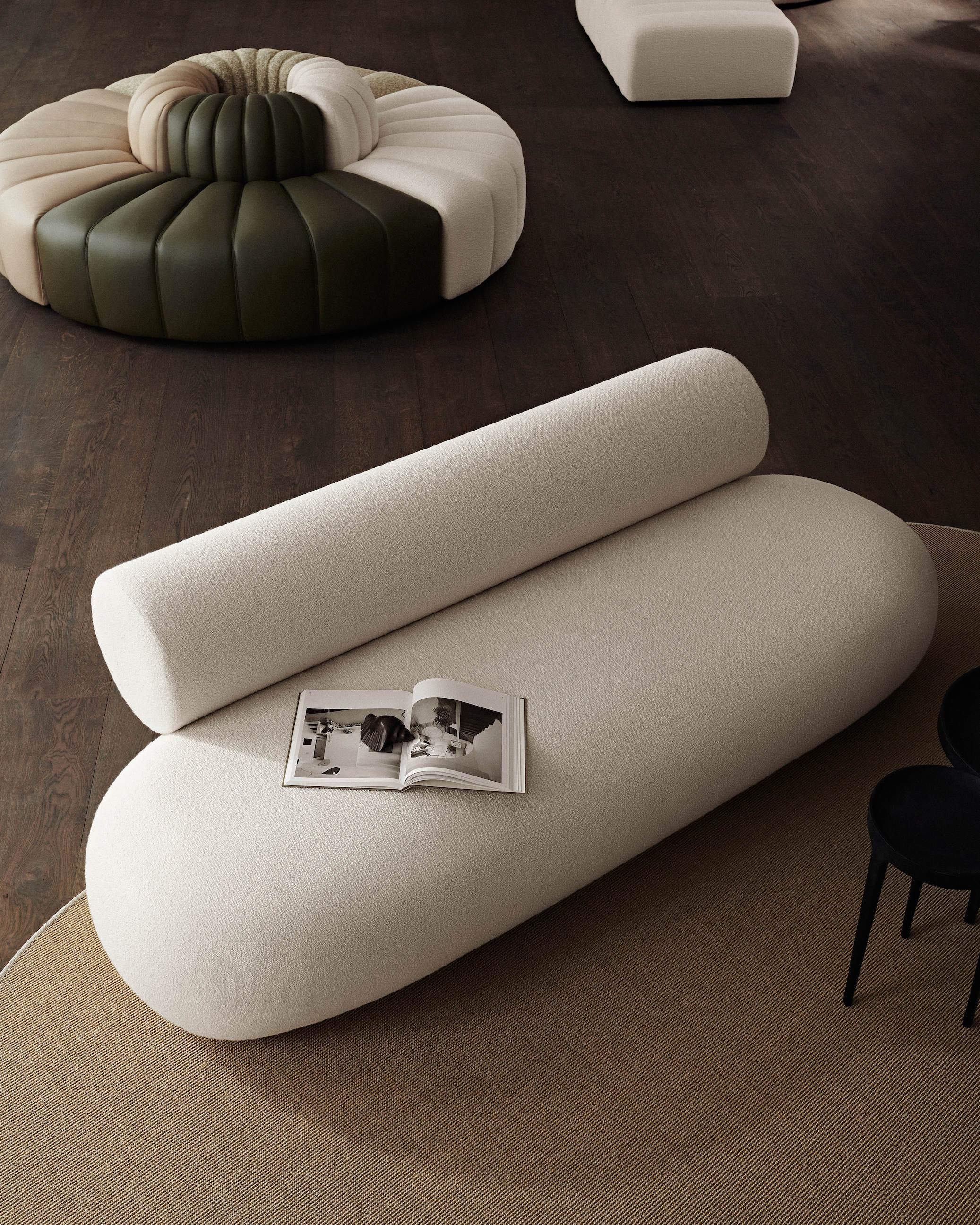 Canapé 'Hippo' full upholstered 
Signé par Kristian Sofus Hansen et Tommy Hyldahl pour Norr11. 

Modèle présenté sur la photo :
Fabrice : Sahco Zero col 12

Tissu : grande variété disponible

Des formes douces et ludiques caractérisent cette famille
