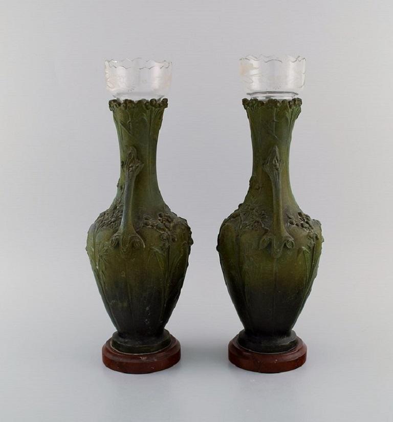 Hippolyte François Moreau (1832-1927), French sculptor. 
A pair of antique Art Nouveau vases with handles in green patinated bronze. 
Glass inserts. 1880s.
Measures: 34.5 x 13 cm.
In excellent condition.
Stamped.
