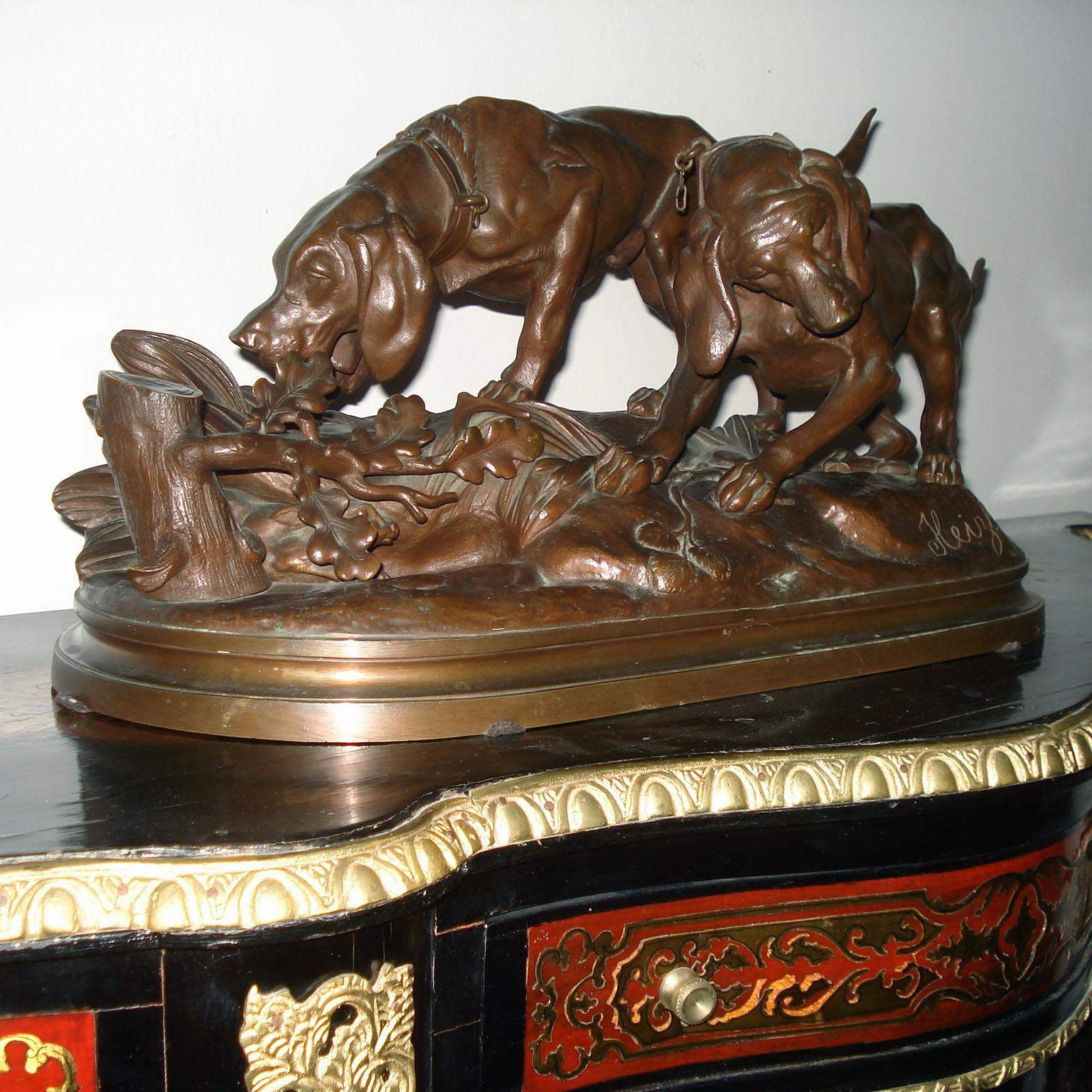 Hippolyte Heizler, Iconica scultura in bronzo di due cani che inseguono una lepre, XIX secolo In condizioni buone in vendita a Bochum, NRW