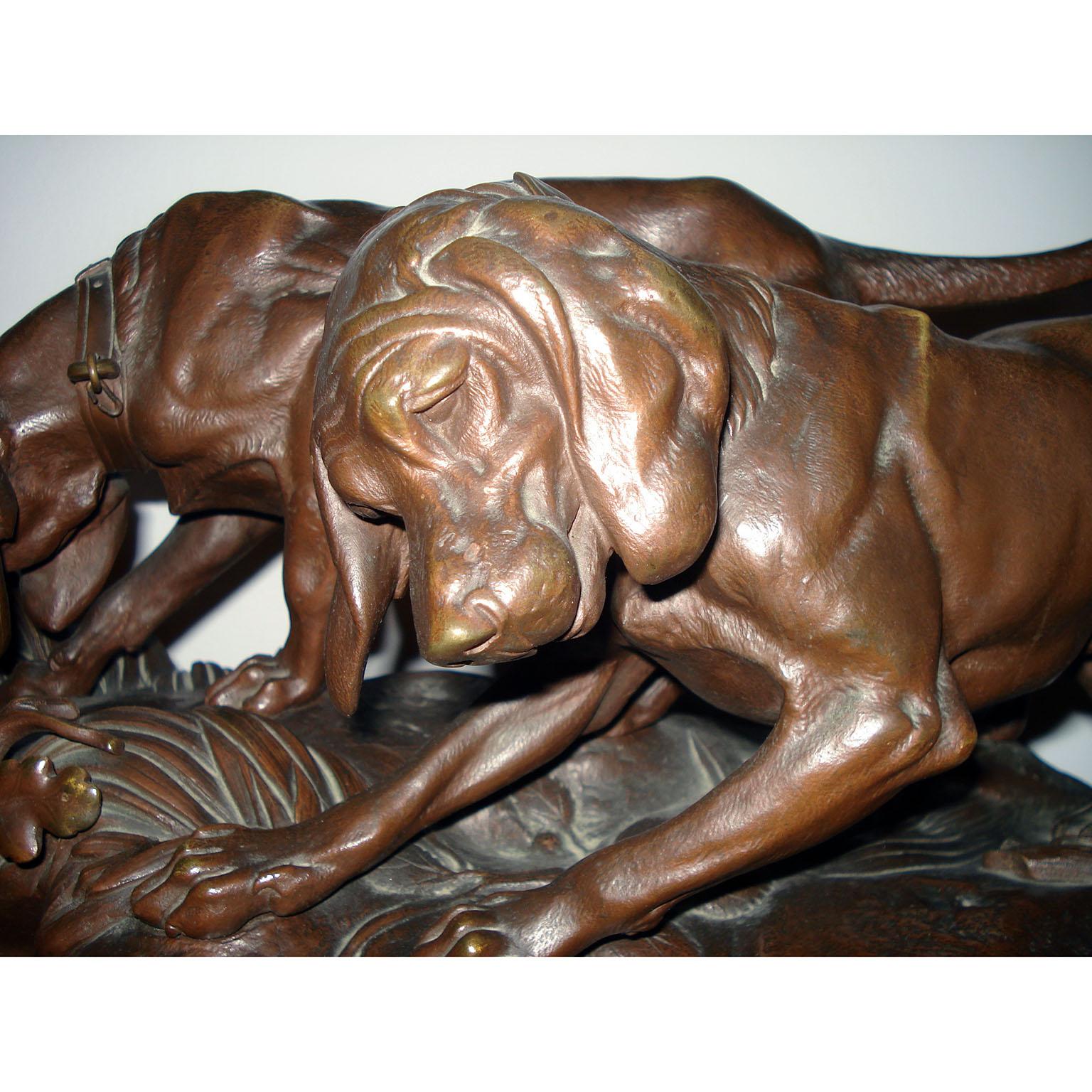 Metà XIX secolo Hippolyte Heizler, Iconica scultura in bronzo di due cani che inseguono una lepre, XIX secolo in vendita