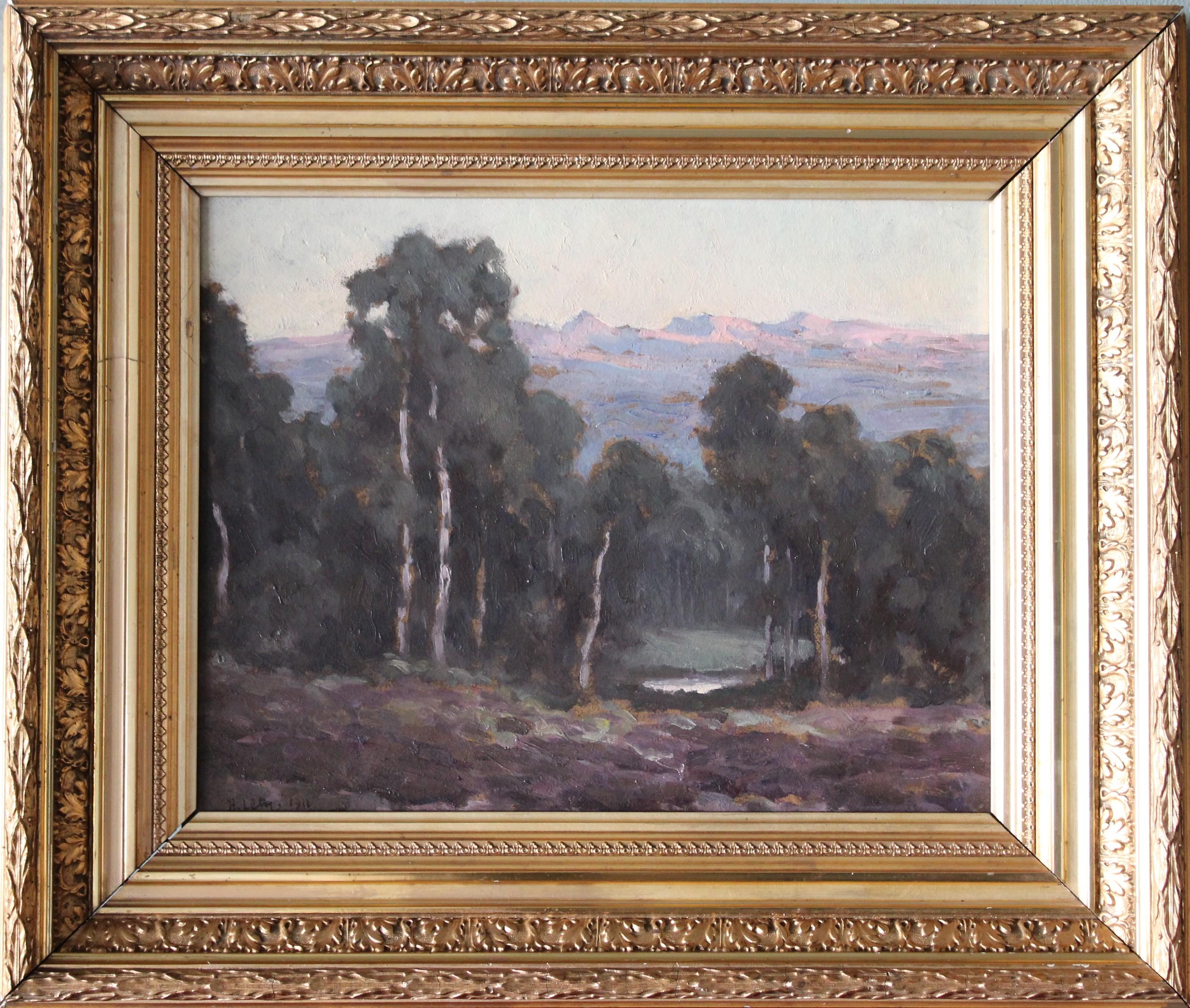 Antike französische impressionistische Waldlandschaft des französischen Künstlers Hippolyte Lety (1878-1959), signiert und datiert in der linken unteren Ecke.  Atmosphärisches Ölgemälde auf dickem Karton.  Der Blick geht hinunter in den Wald, wo ein