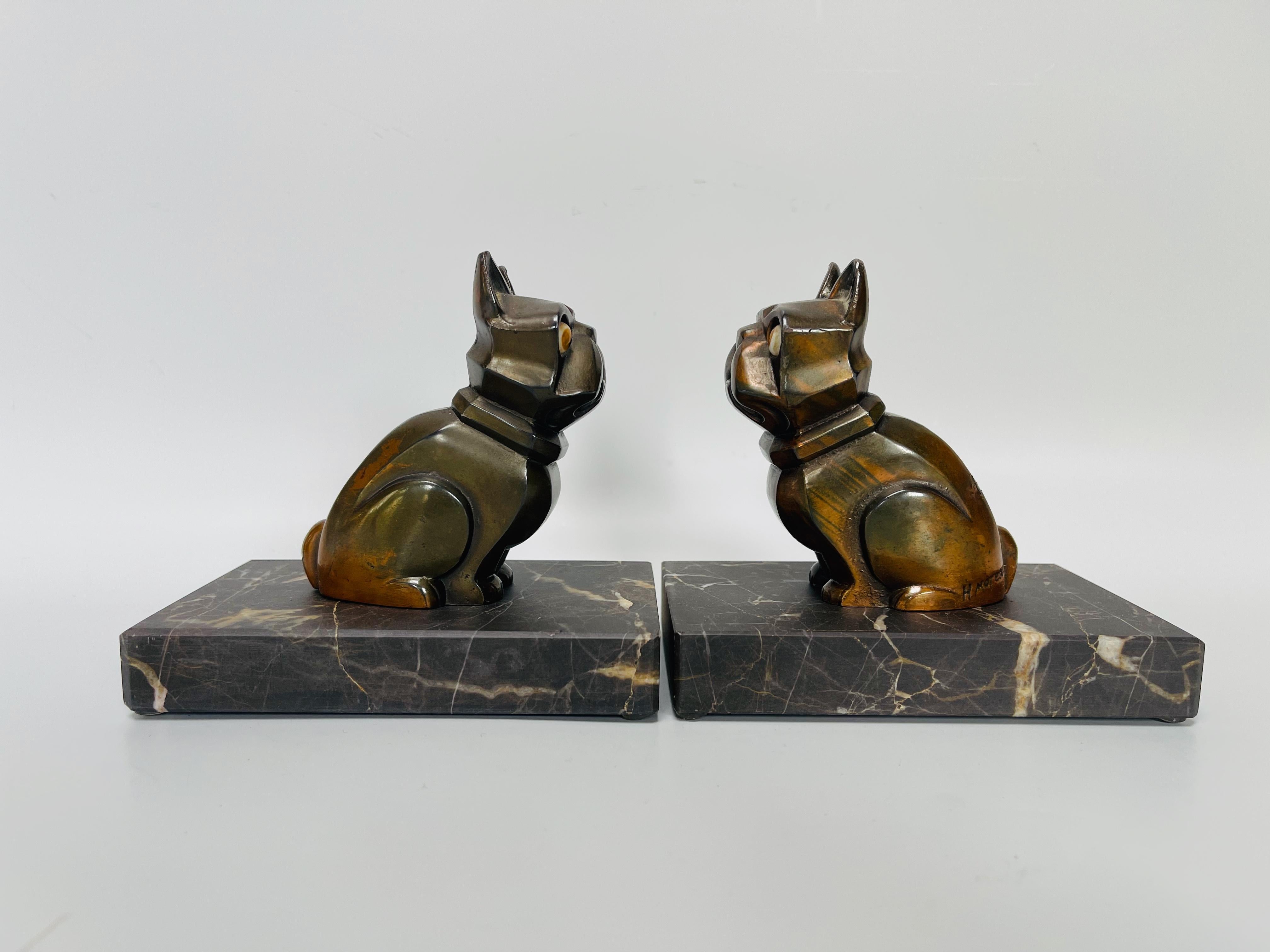 Pair of art deco bookends in copper spelter representing a bulldog with glass eyes on a marble base.
 In very good condition.
Signed H. Moreau
Note a lack in the patina on the back of one of the figurines and a small lack in the tip of the