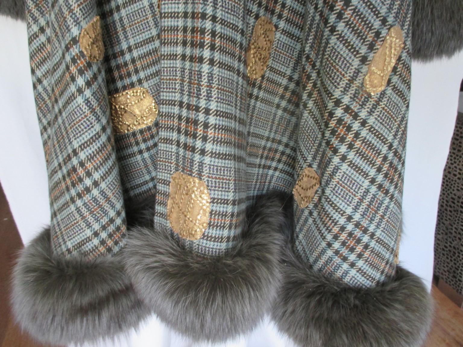 Noir  Cape en laine à carreaux Hippy Chic avec étole en fourrure de renard en vente