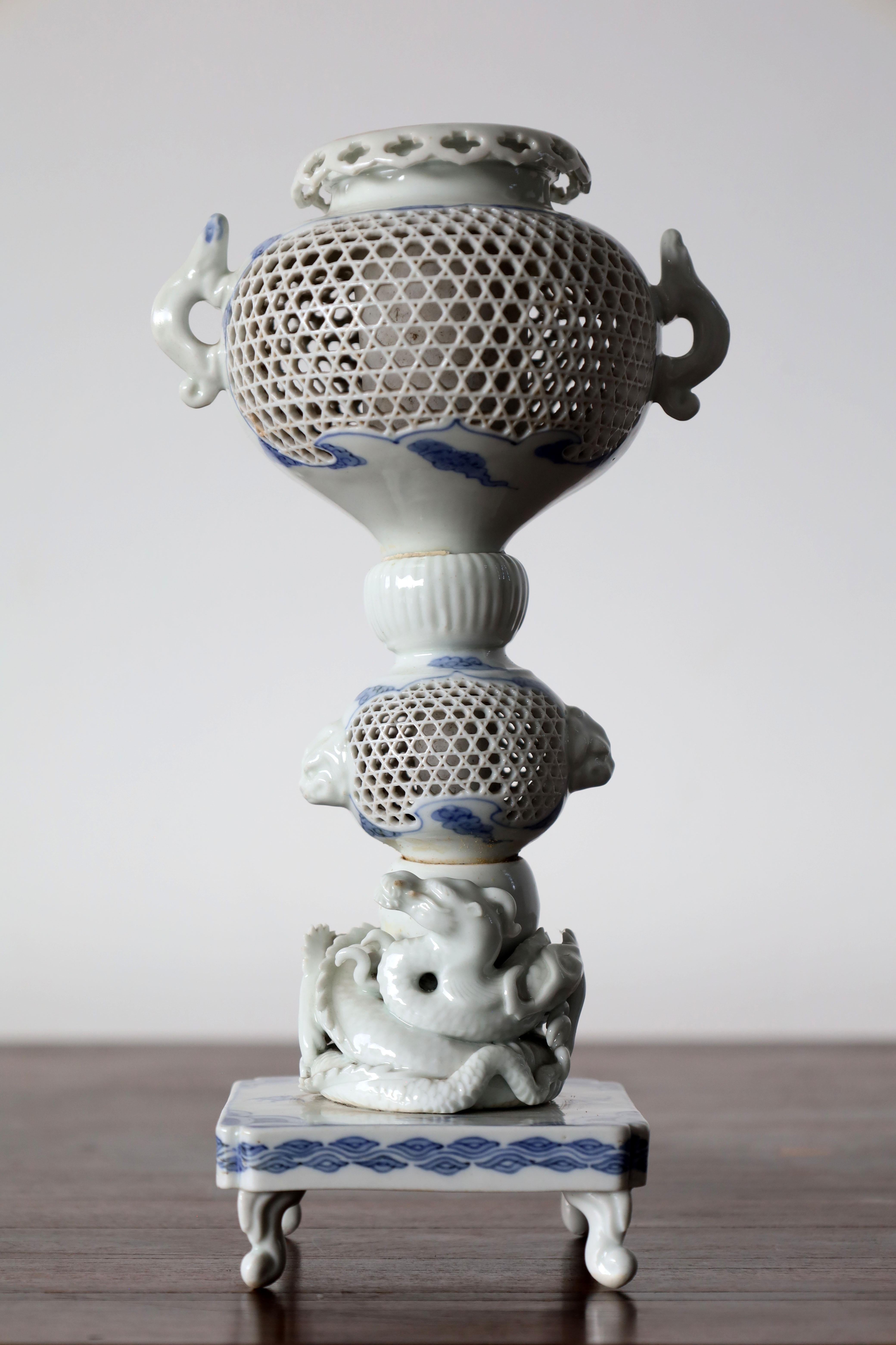 Dies ist ein original japanisches antikes Porzellan Hirado Koro Censer circa 1850-1890 Meiji-Dynastie.
In ausgezeichnetem Zustand.
