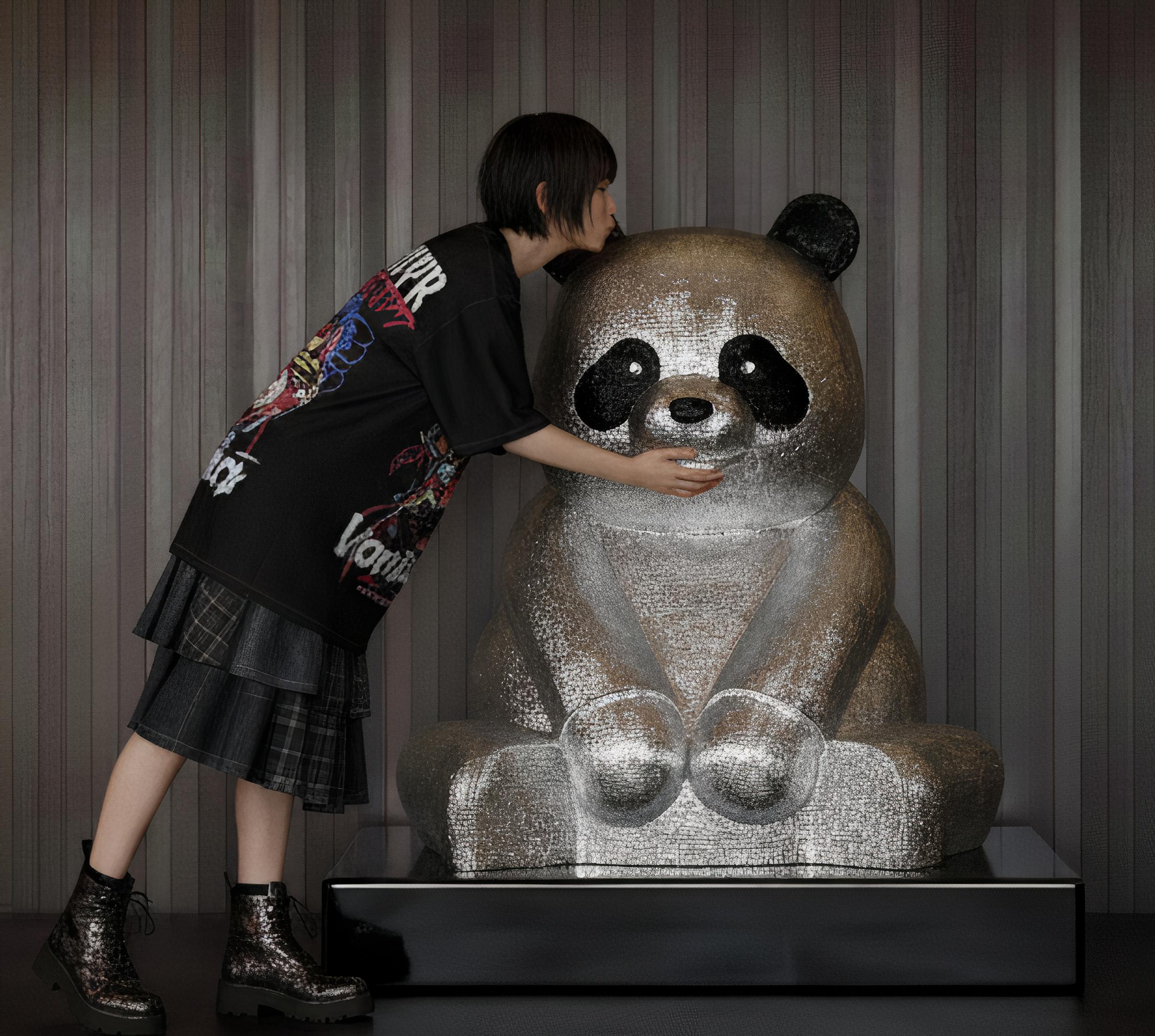 Le charme lustré d'un Pandasan :  Argentum Radiance - Sculpture de HIRO ANDO