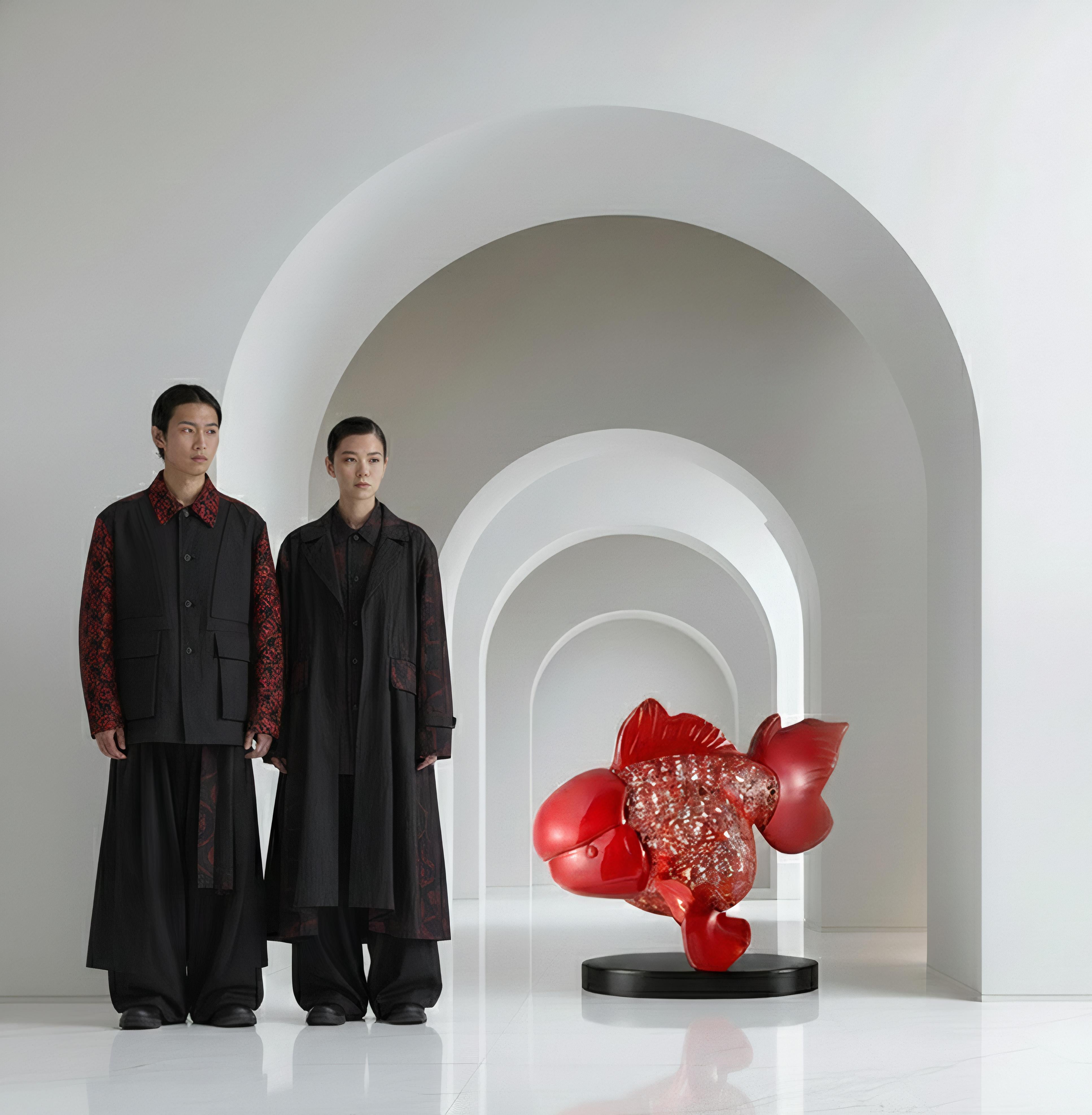 2015, 8 éditions
acier inoxydable poli et sculpté, peint et verni.
31 1/2 × 29 1/2 × 39 2/5 in – 80 × 75 × 100 cm
L'œuvre est signée par l'Artistics, gravée avec le numéro d'édition et la date sous l'œuvre.
Série 