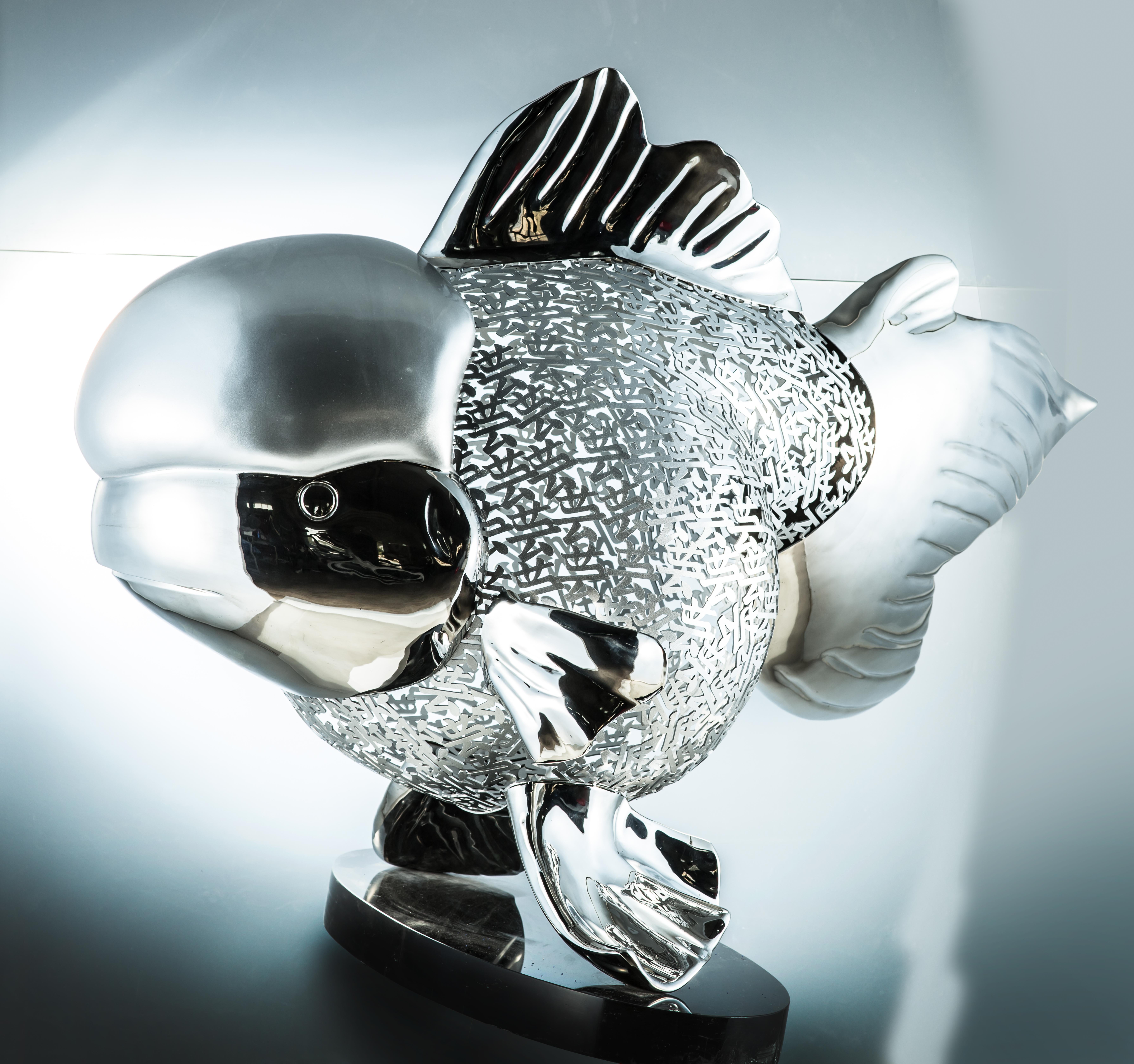 Majestic Nishikigoi in Metallo Splendore: Aqueous Grandeur Silver - Sculpture Contemporaneo di HIRO ANDO