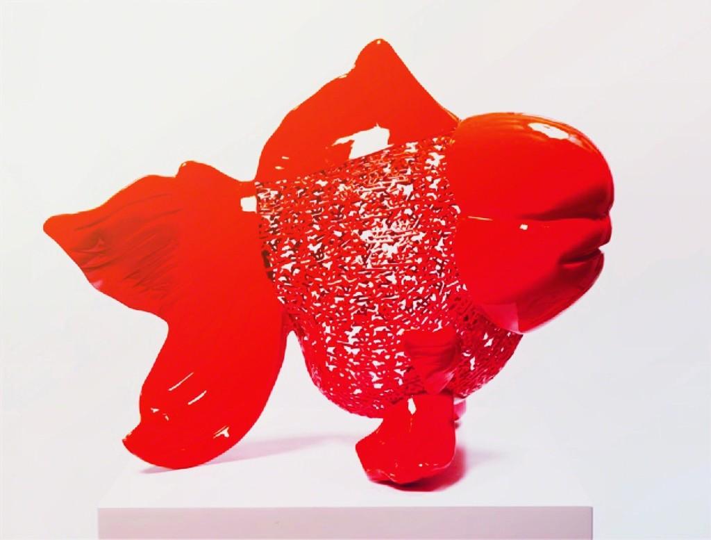 Petite Nishikigoi Elegance in Metall Rot : Mizu no Kasai Whispers – Sculpture von HIRO ANDO