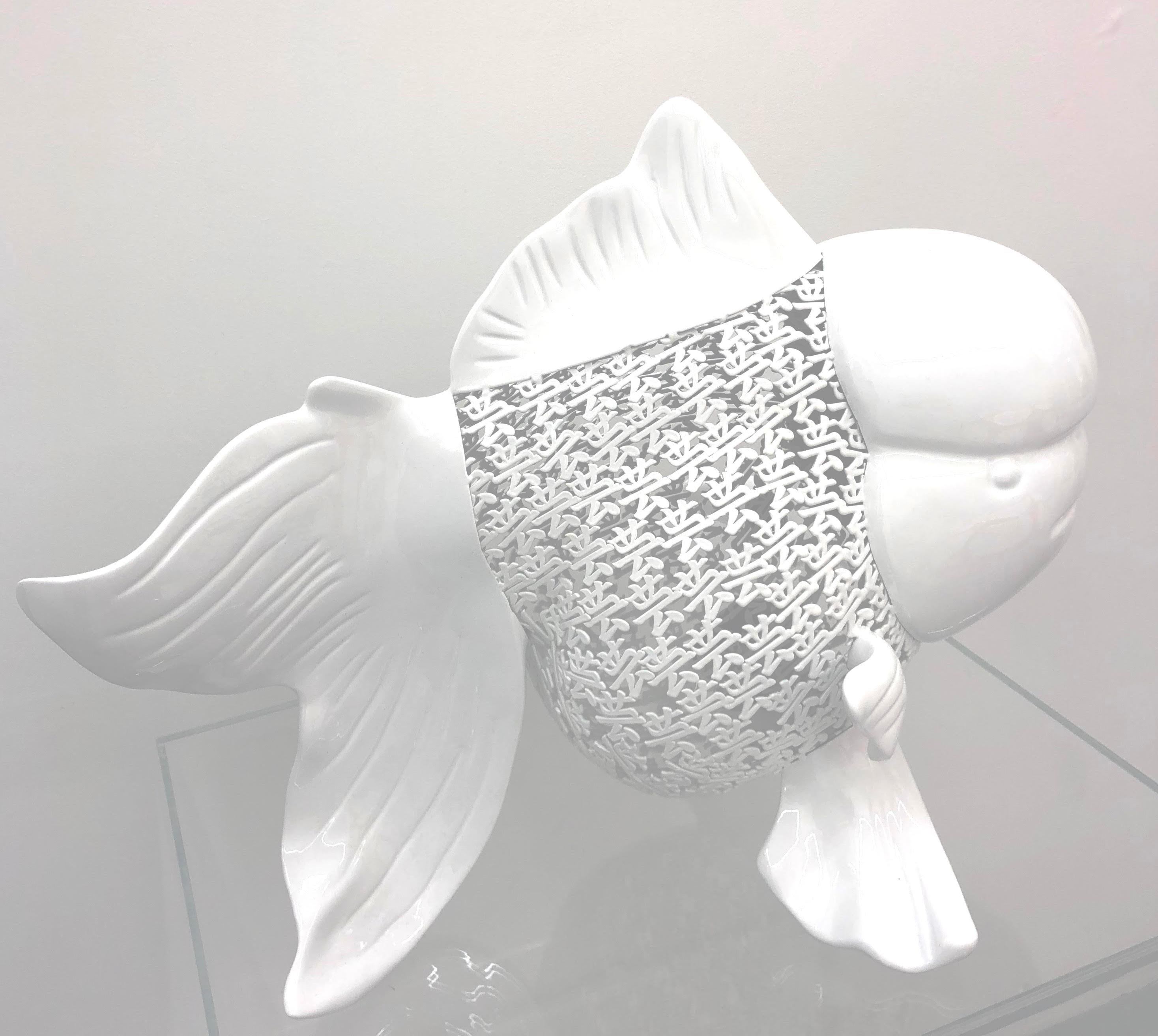 Petite Nishikigoi Elegance in metallo bianco: Sussurri di Mizu no Kasai - Sculpture Contemporaneo di HIRO ANDO