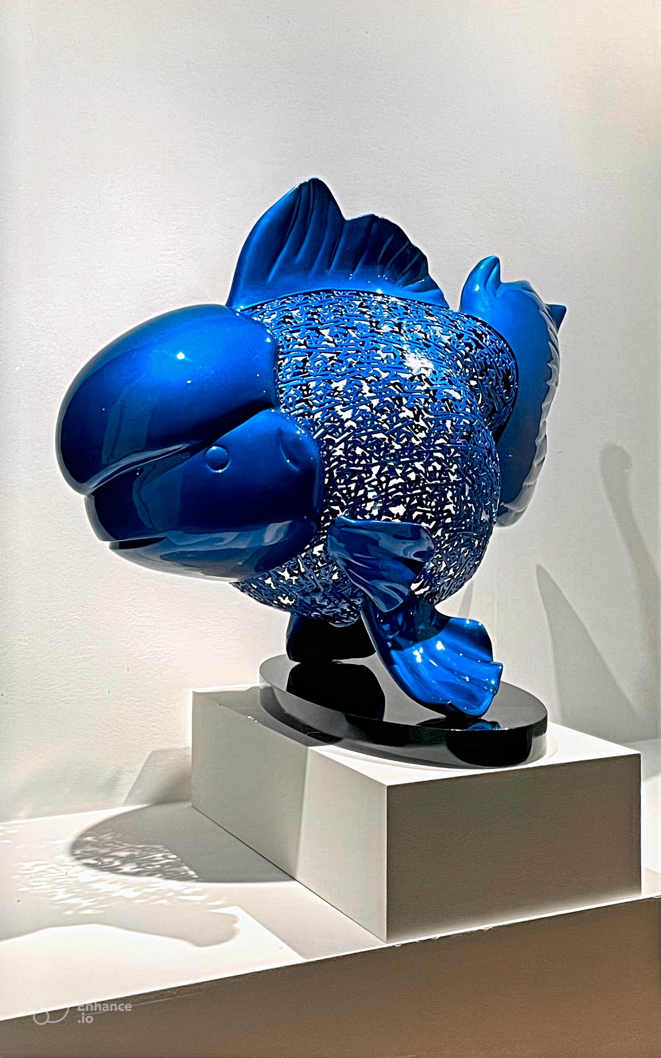 Majestätischer Nishikigoi in Metallkugel in prächtiger Pracht: Aqueous Grandeur Blu (Zeitgenössisch), Sculpture, von HIRO ANDO