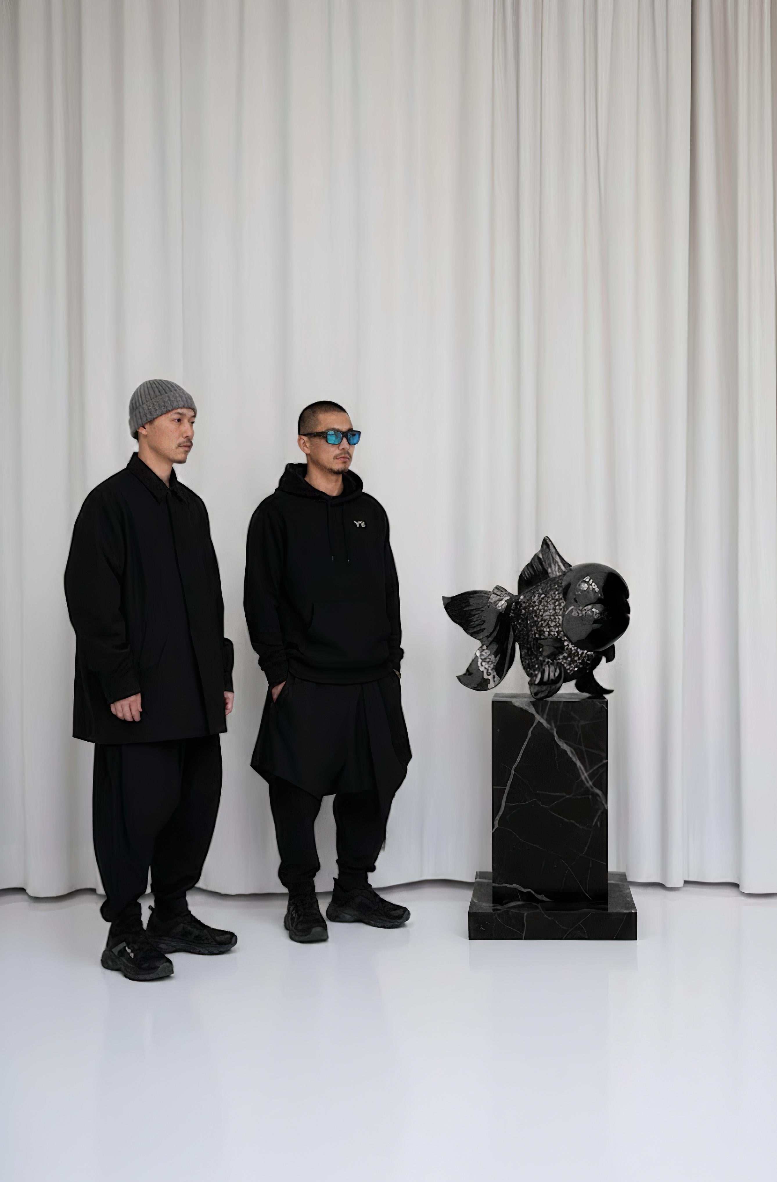 Petite Nishikigoi Elegance en métal noir : Mizu no Kasai Whispers en vente 1