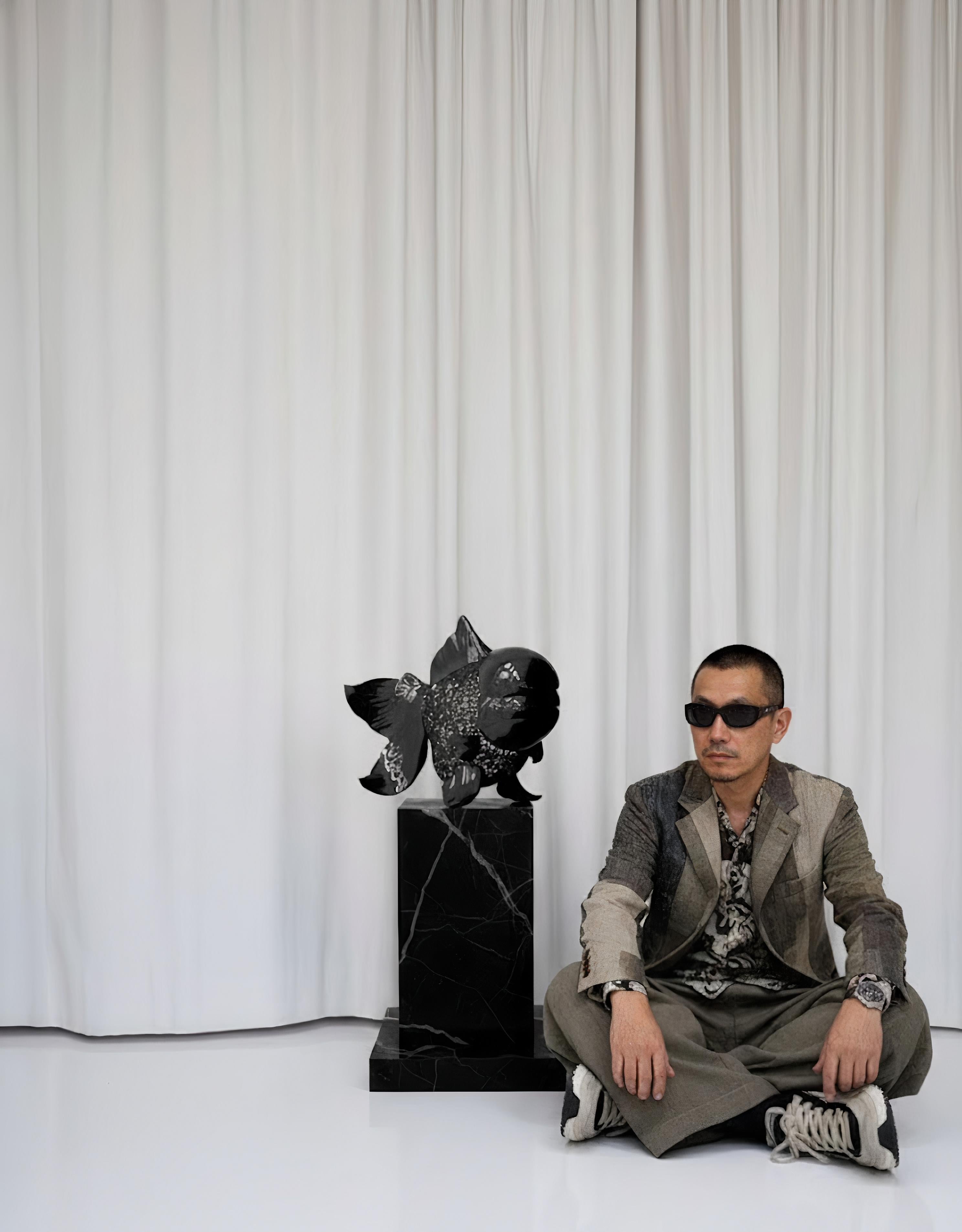 Petite Nishikigoi Elegance en métal noir : Mizu no Kasai Whispers en vente 5