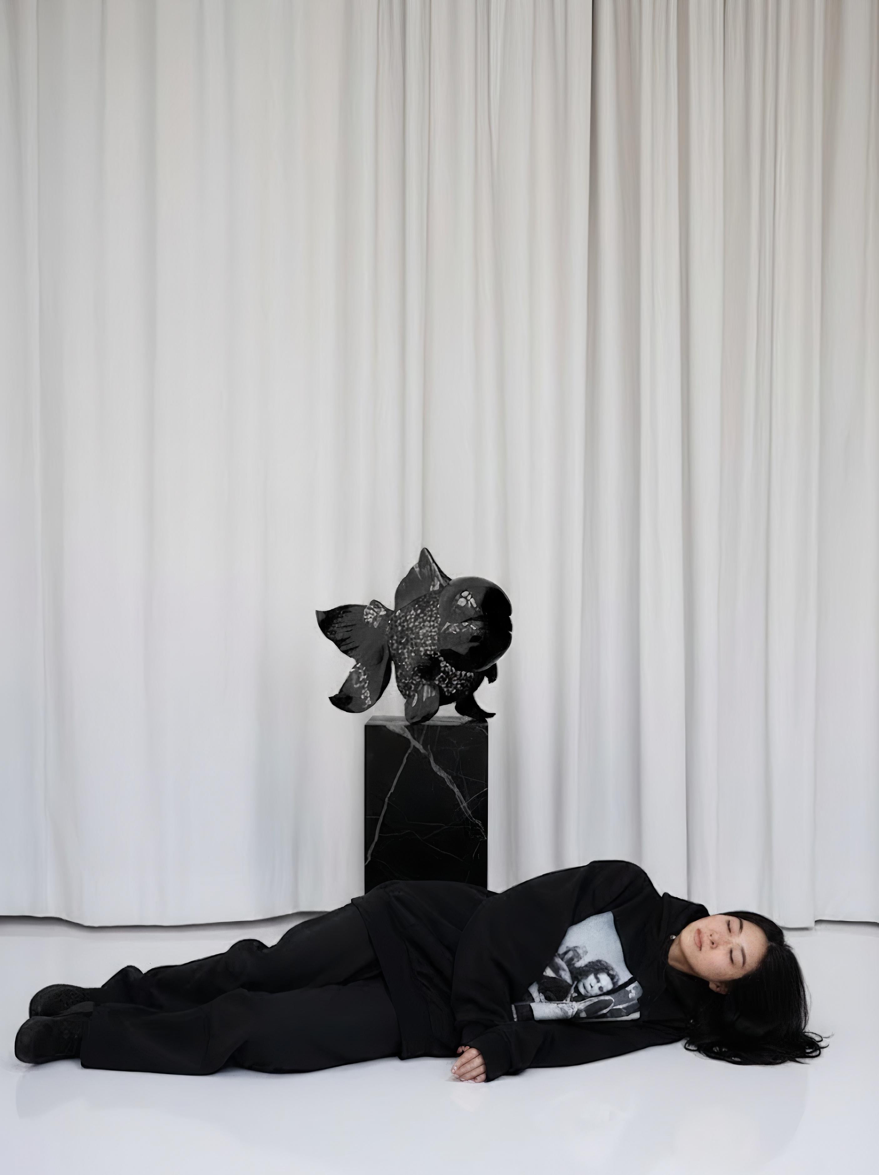 Petite Nishikigoi Elegance en métal noir : Mizu no Kasai Whispers en vente 7