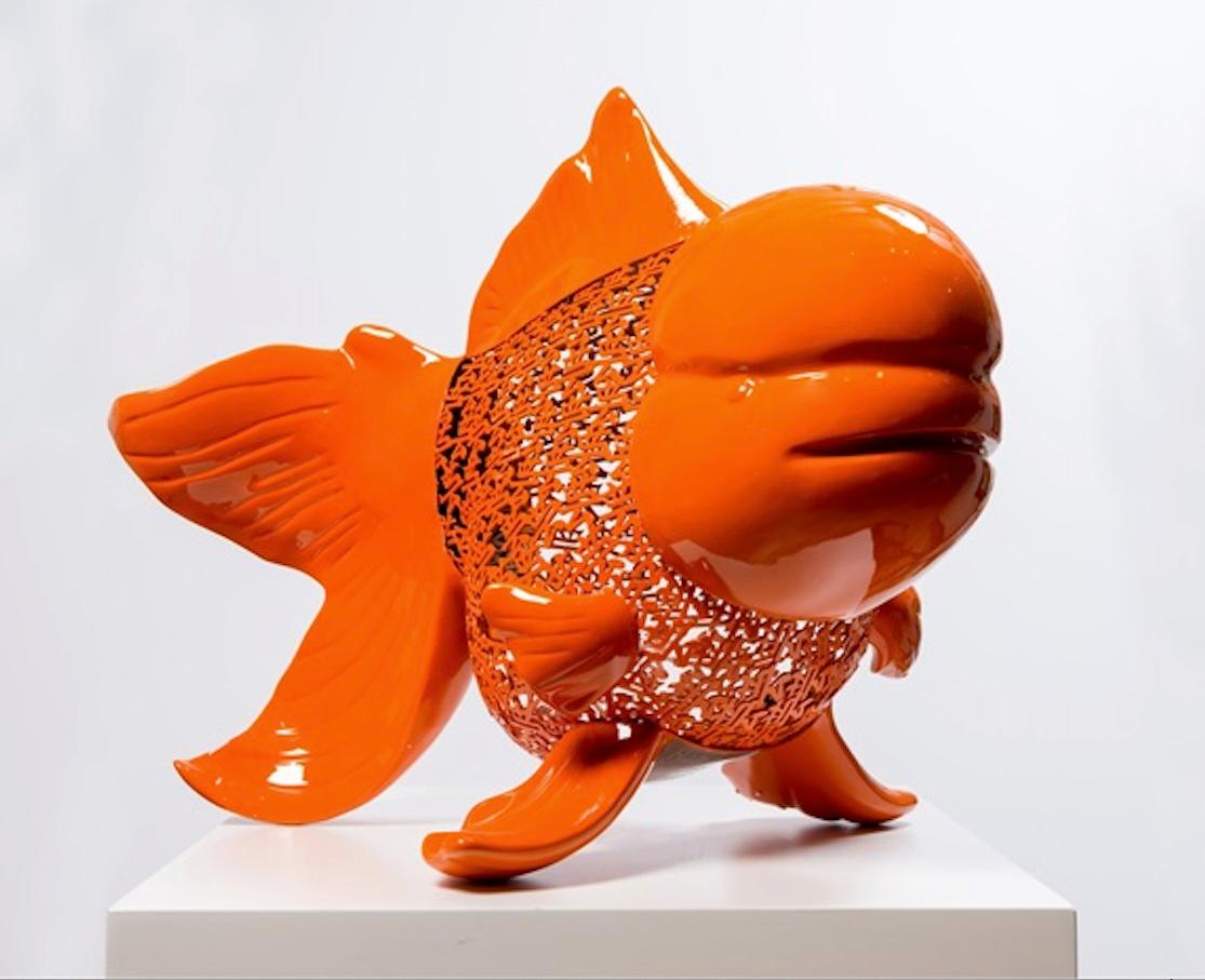Petite Nishikigoi Elegance in Metall Orange : Mizu no Kasai Whispers – Sculpture von HIRO ANDO