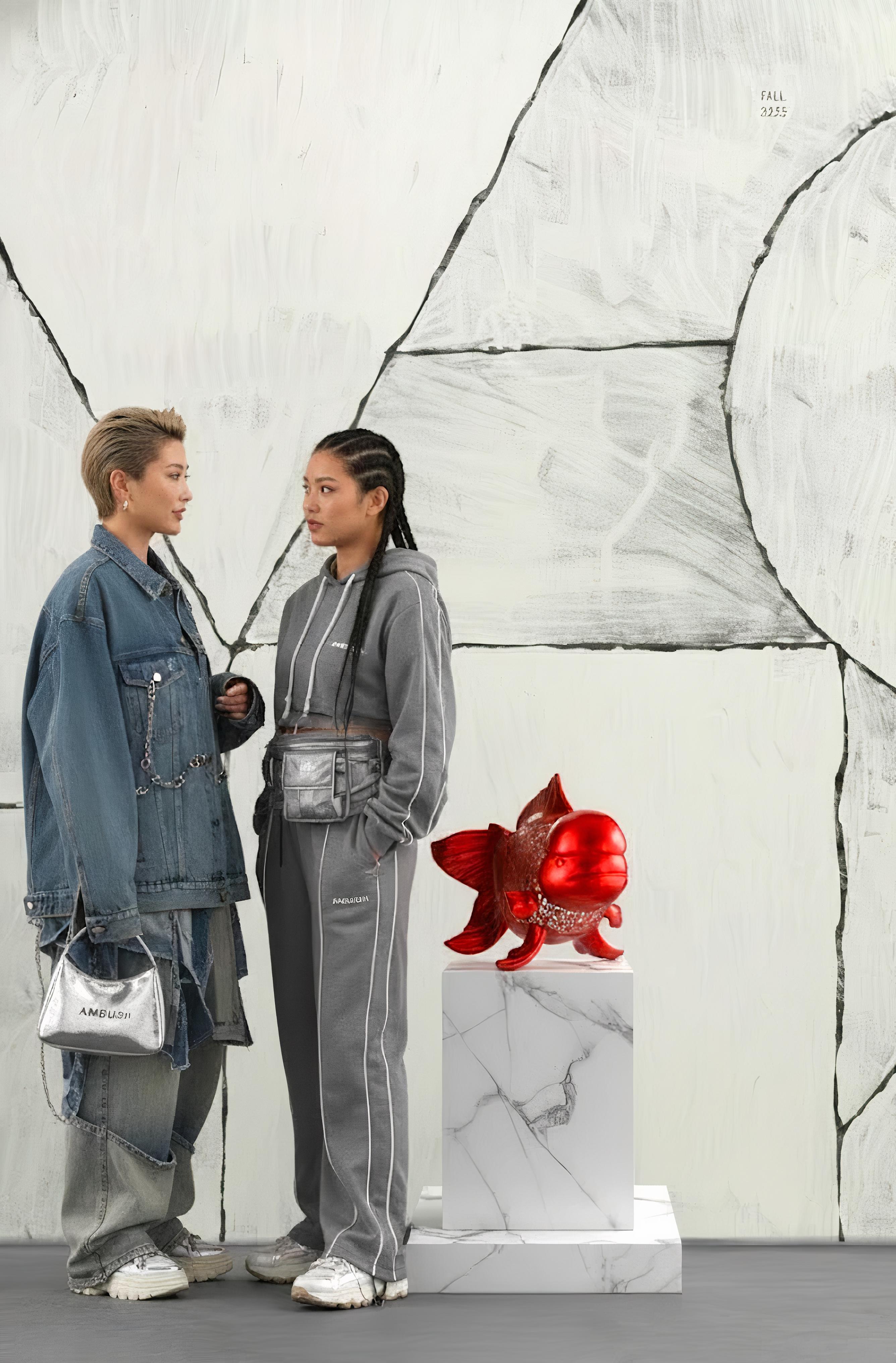 Petite Nishikigoi Elegance en métal rouge : Mizu no Kasai Whispers en vente 1