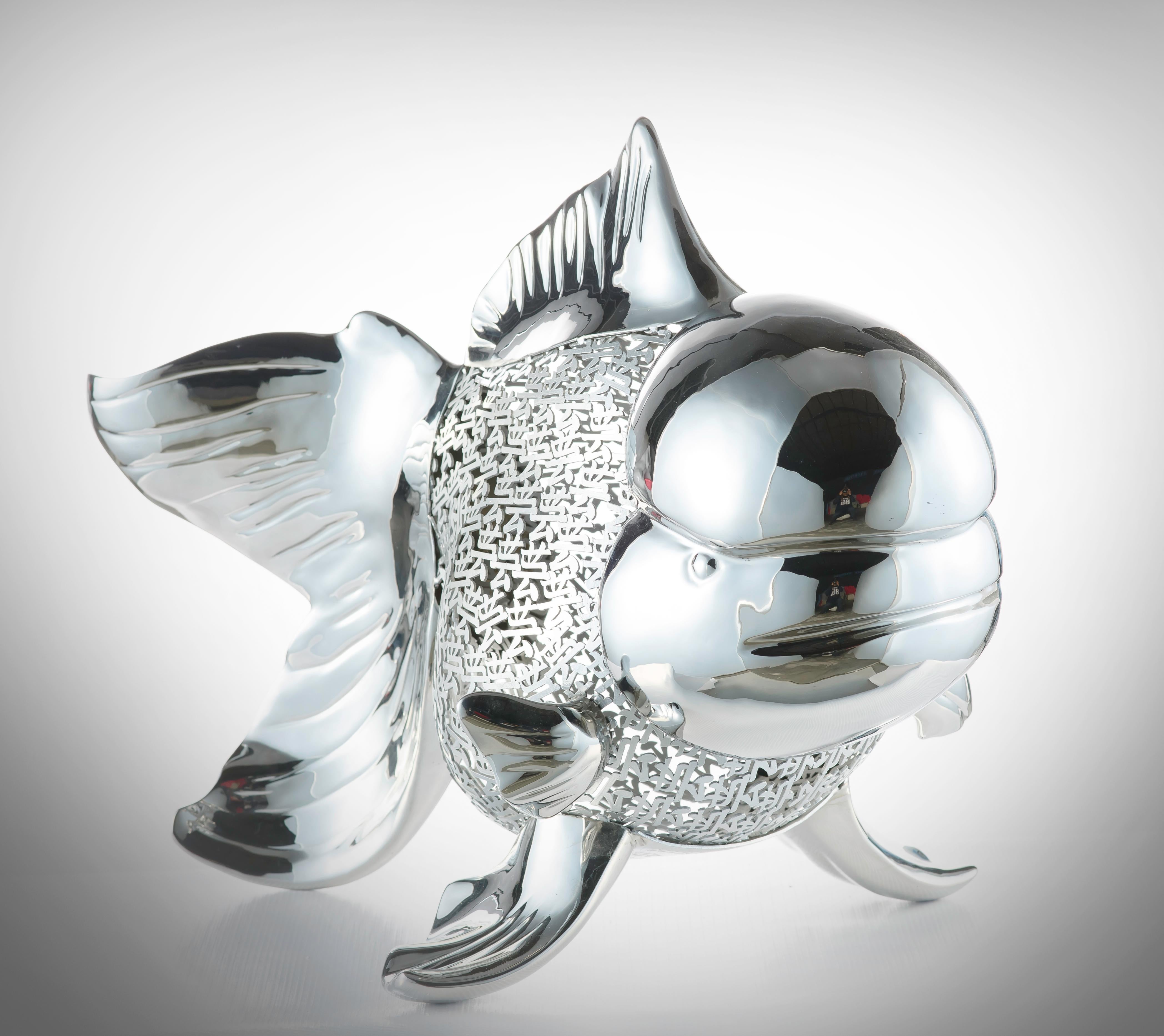 Petite Nishikigoi Elegance en métal Silver : Mizu no Kasai Whispers - Contemporain Sculpture par HIRO ANDO