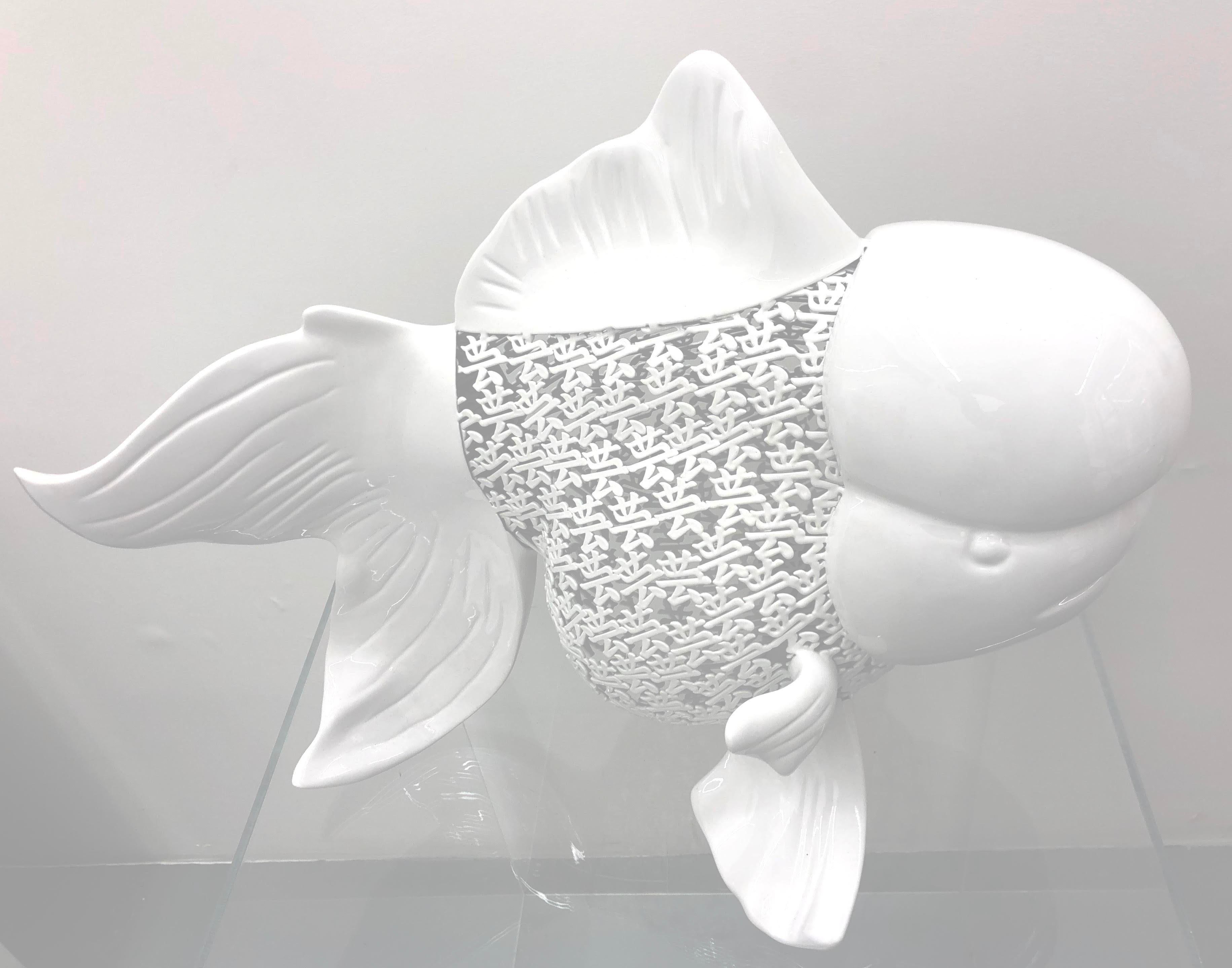 Petite Nishikigoi Elegance in Metall Weiß : Mizu no Kasai Flüstern im Angebot 5