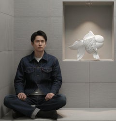 Petite Nishikigoi Elegance en métal blanc : Murmures de Mizu no Kasai