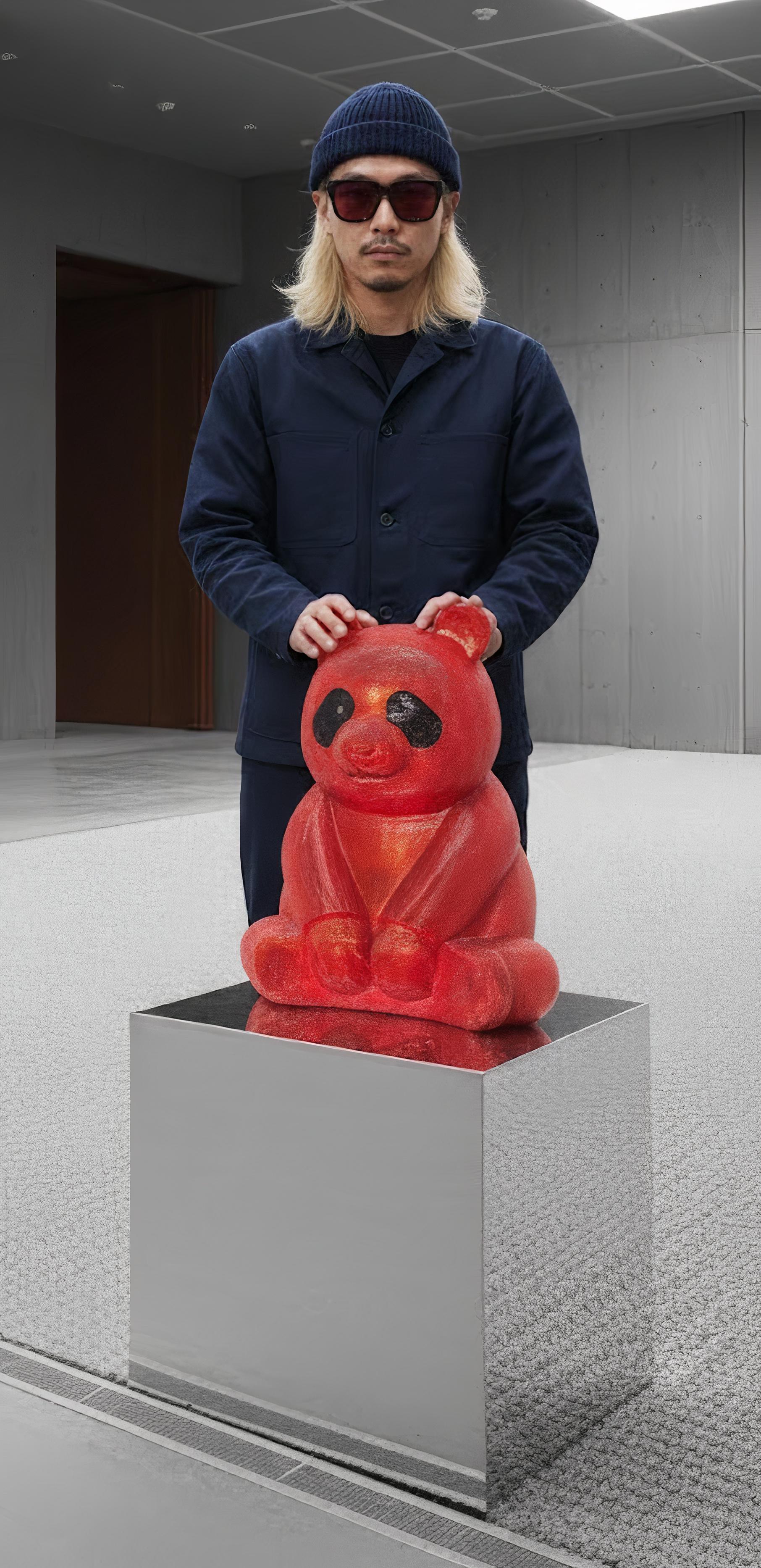 Petite Radiance : L'éclat écarlate de Pandasan - Sculpture de HIRO ANDO