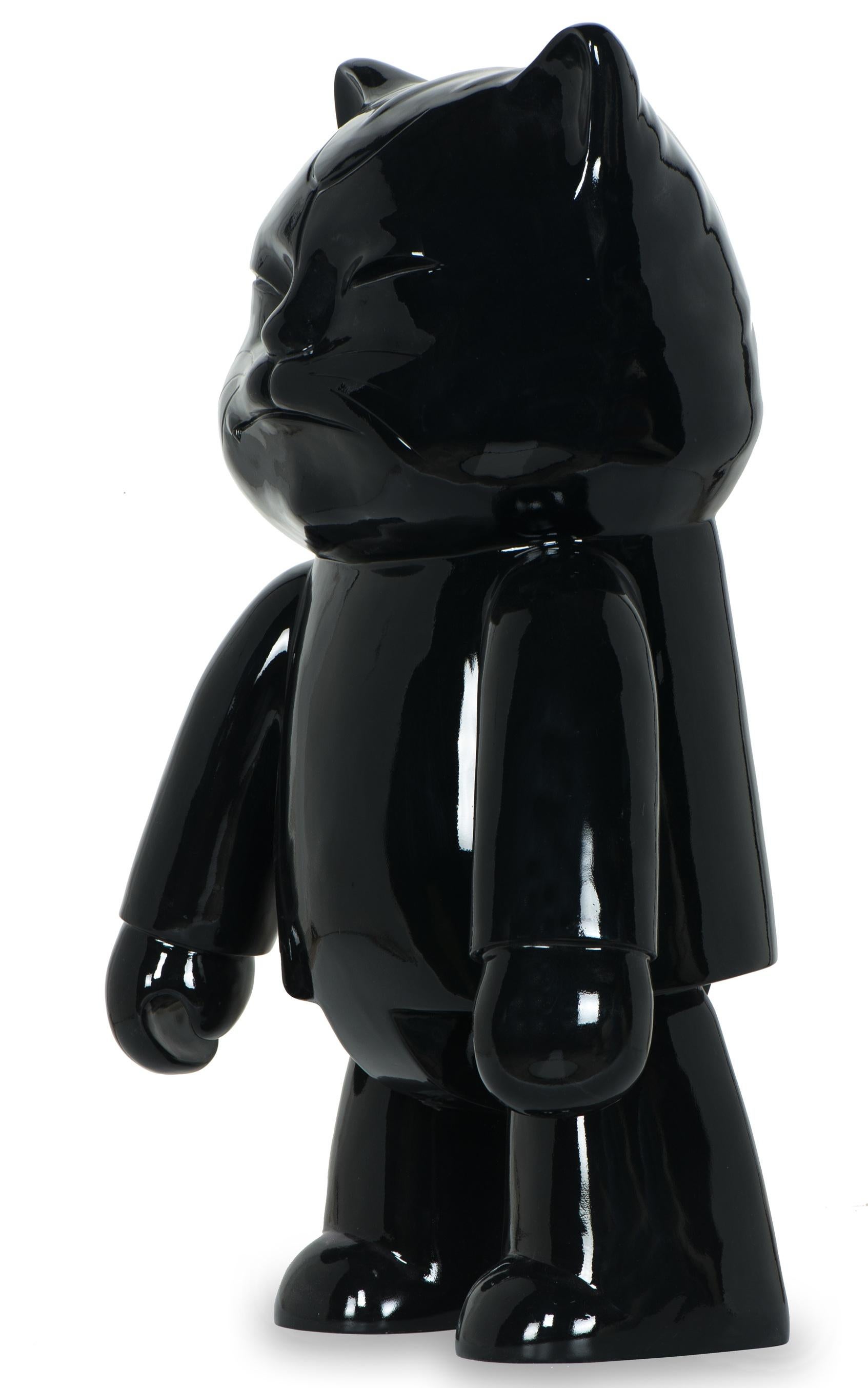 Supreme Robotcat: Kohle Cybernetic Maestro – Sculpture von HIRO ANDO
