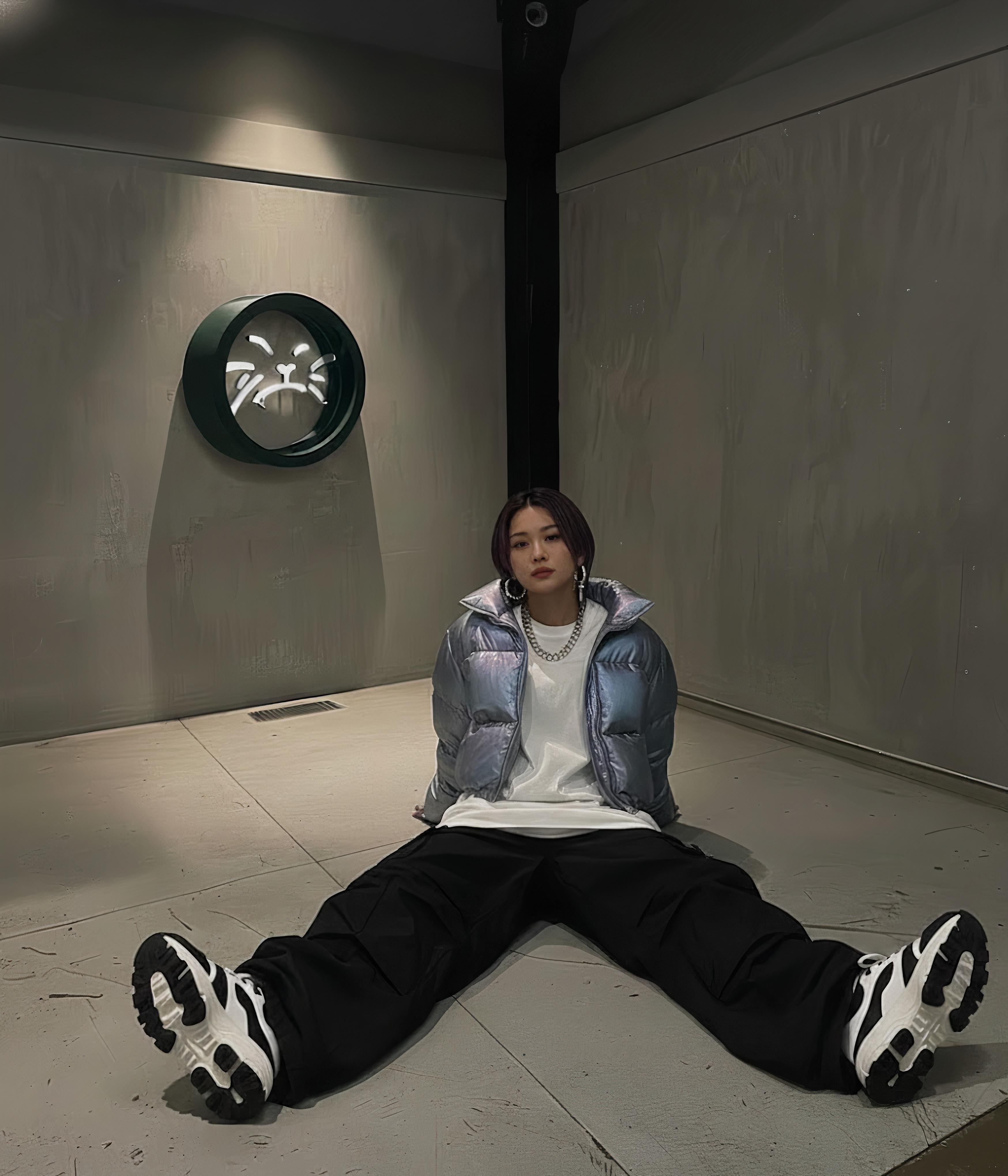 2022 - Edizione unica
Plexiglass acrilico
19 7/10 di diametro - 50 cm di diametro
Il nome dell'artista, il numero di edizione 1/1 e la data sono incisi su un'etichetta di metallo posta sulla parte superiore dell'opera.
Le opere d'arte sono