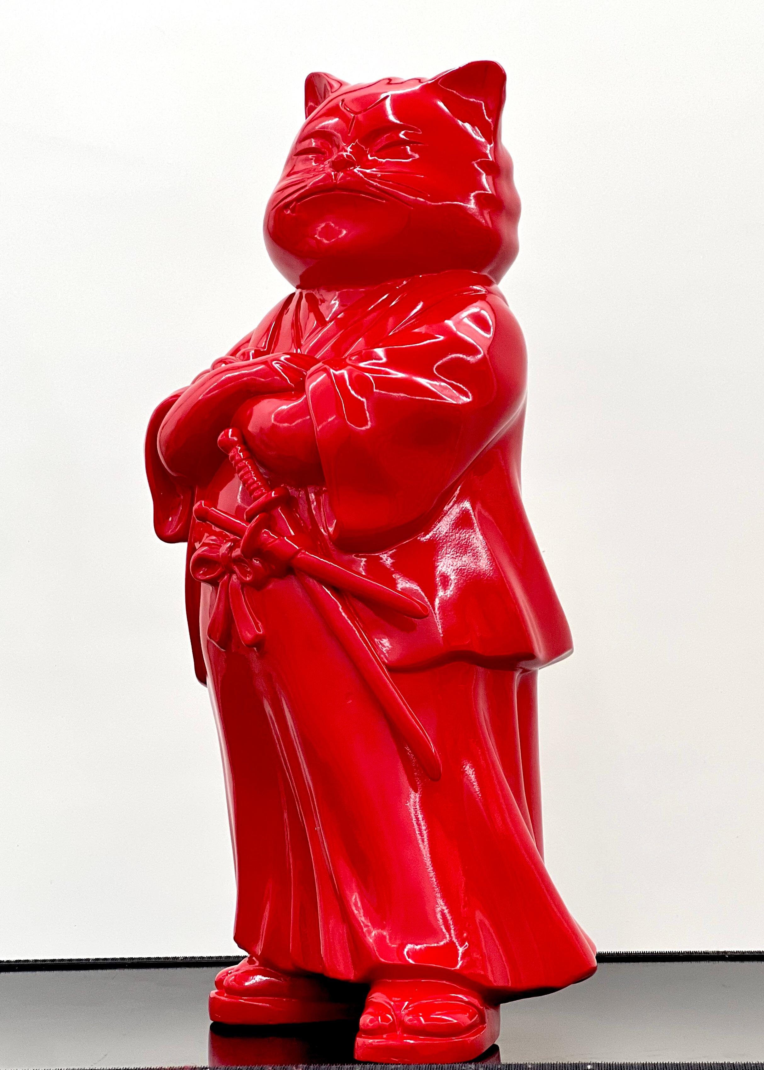 Shoguncat's Noble Stance: Rote Regal Vigor (Zeitgenössisch), Sculpture, von HIRO ANDO