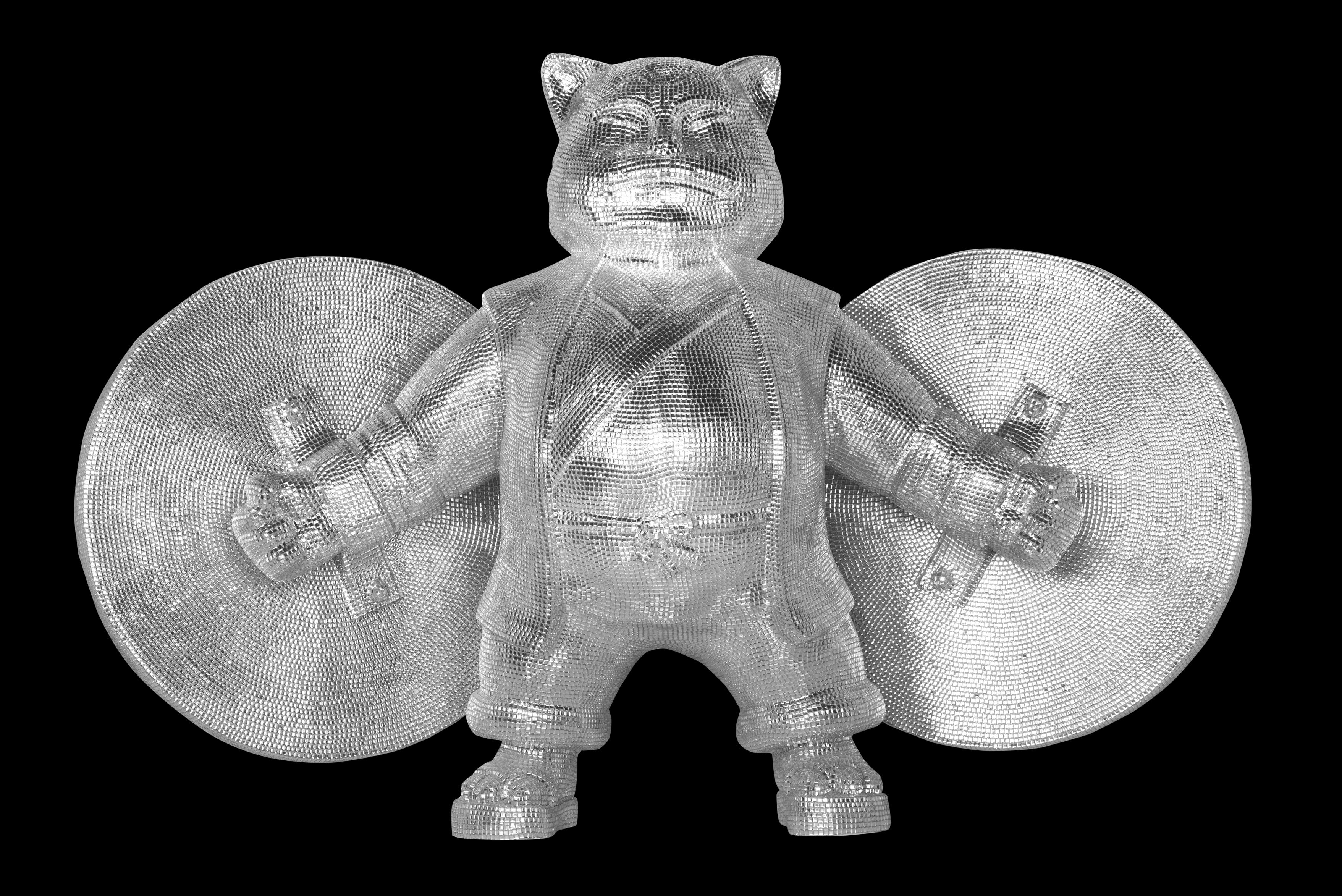 Vigil du guerriercat argenté : Gardien en cristal Spectral - Contemporain Sculpture par HIRO ANDO